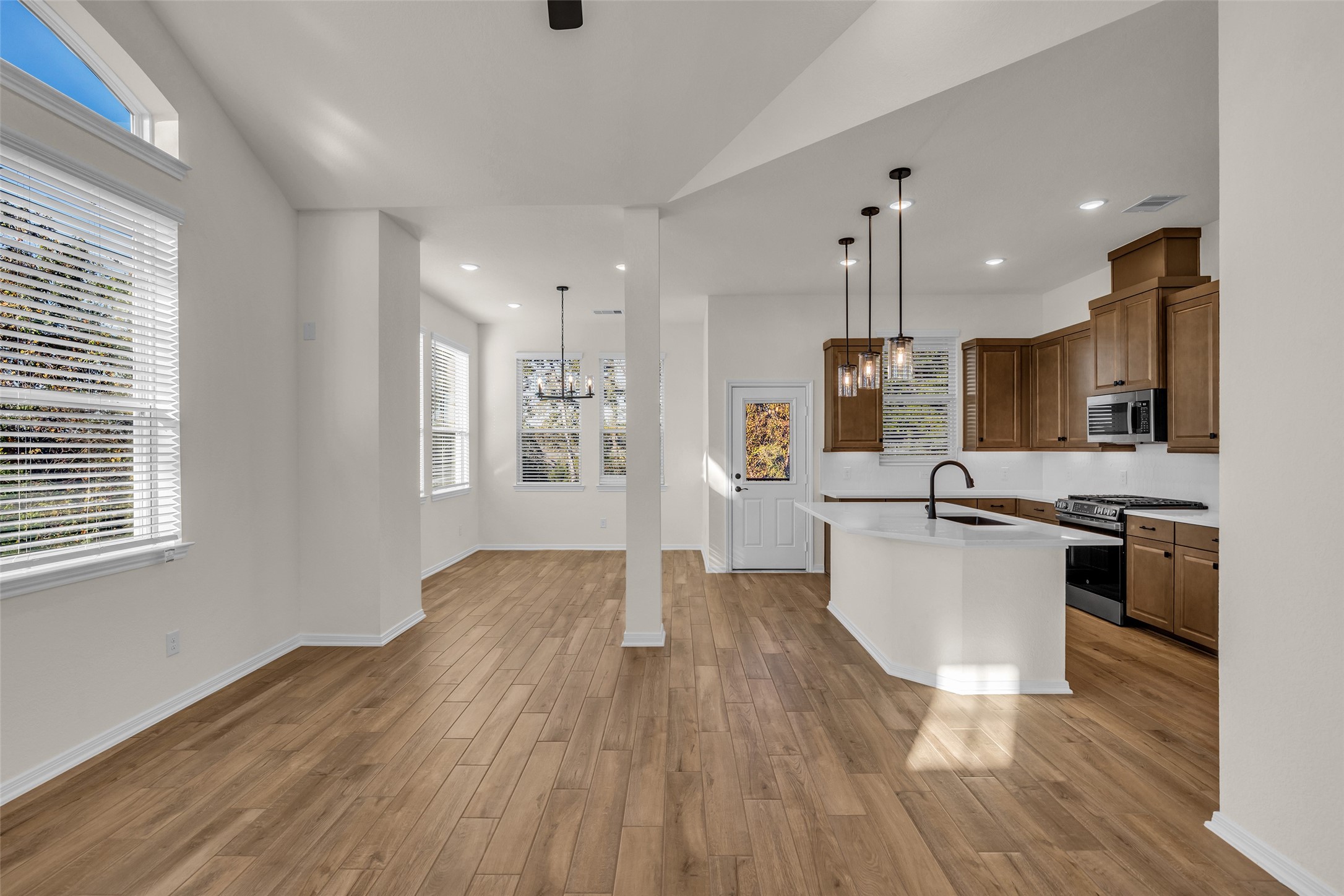 107 W Coralburst Loop, Montgomery, TX 77316