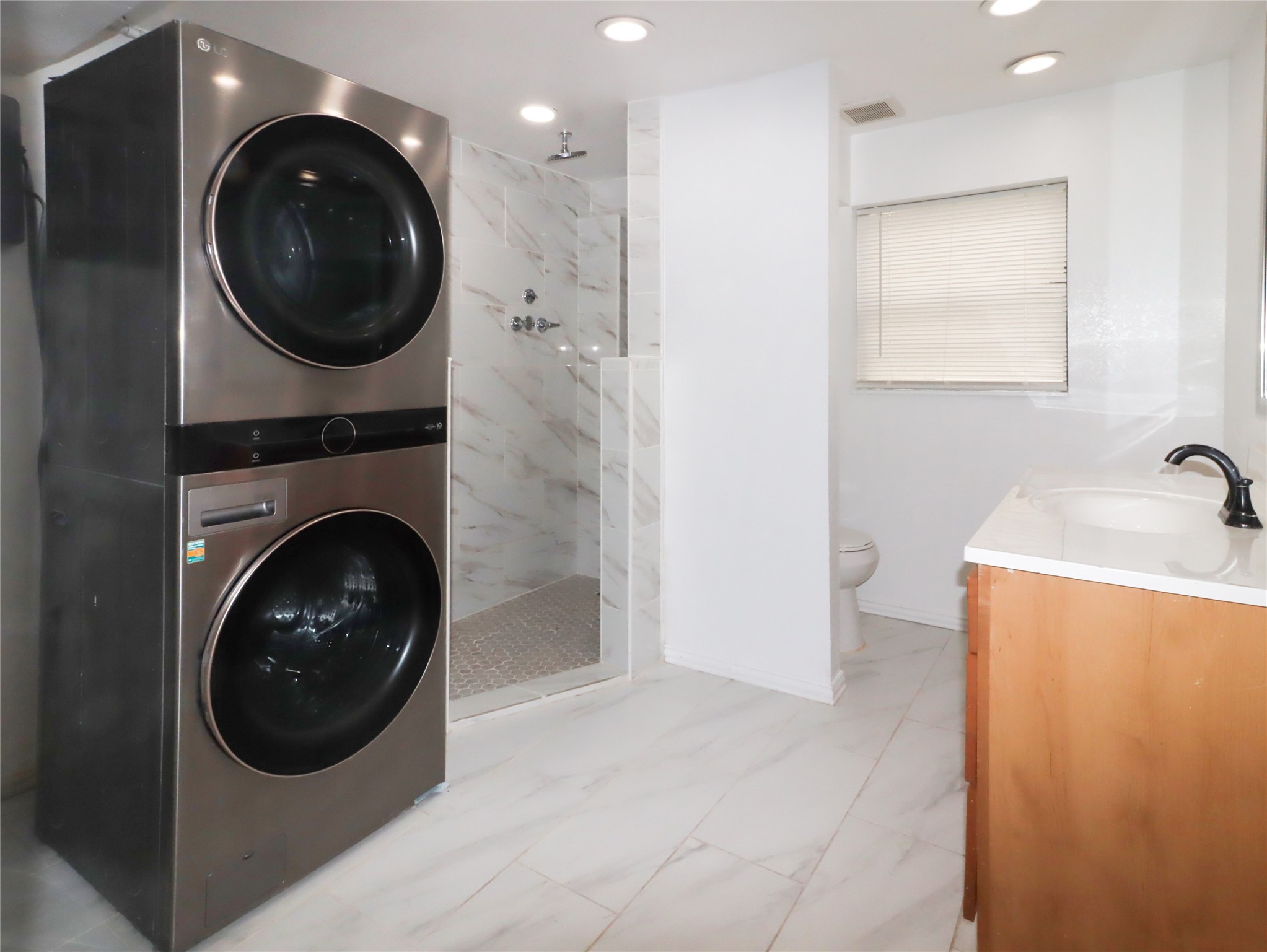 Downstairs bathroom with Laundry area