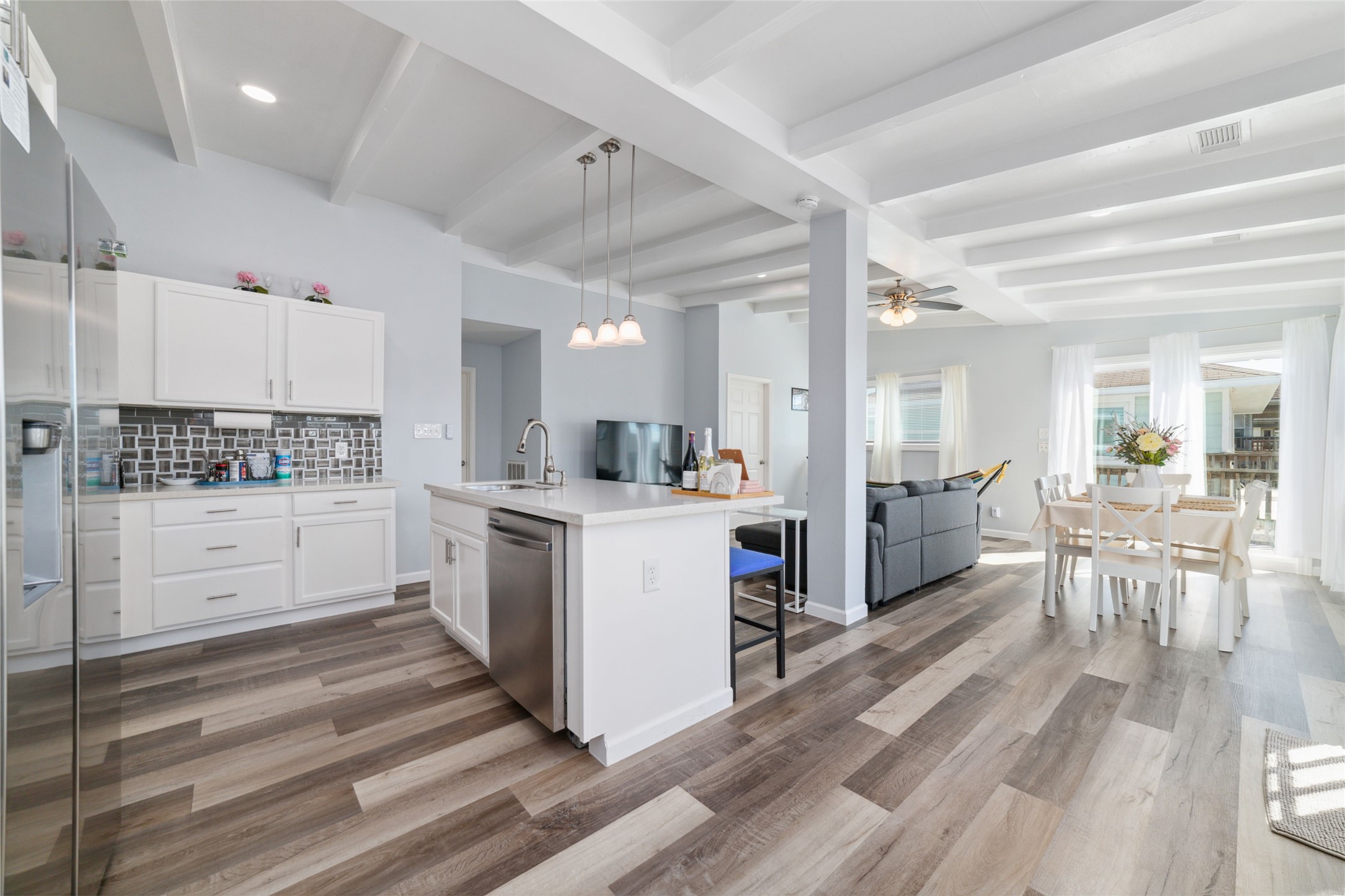 196 Barracuda Street, Bayou Vista, TX 77563