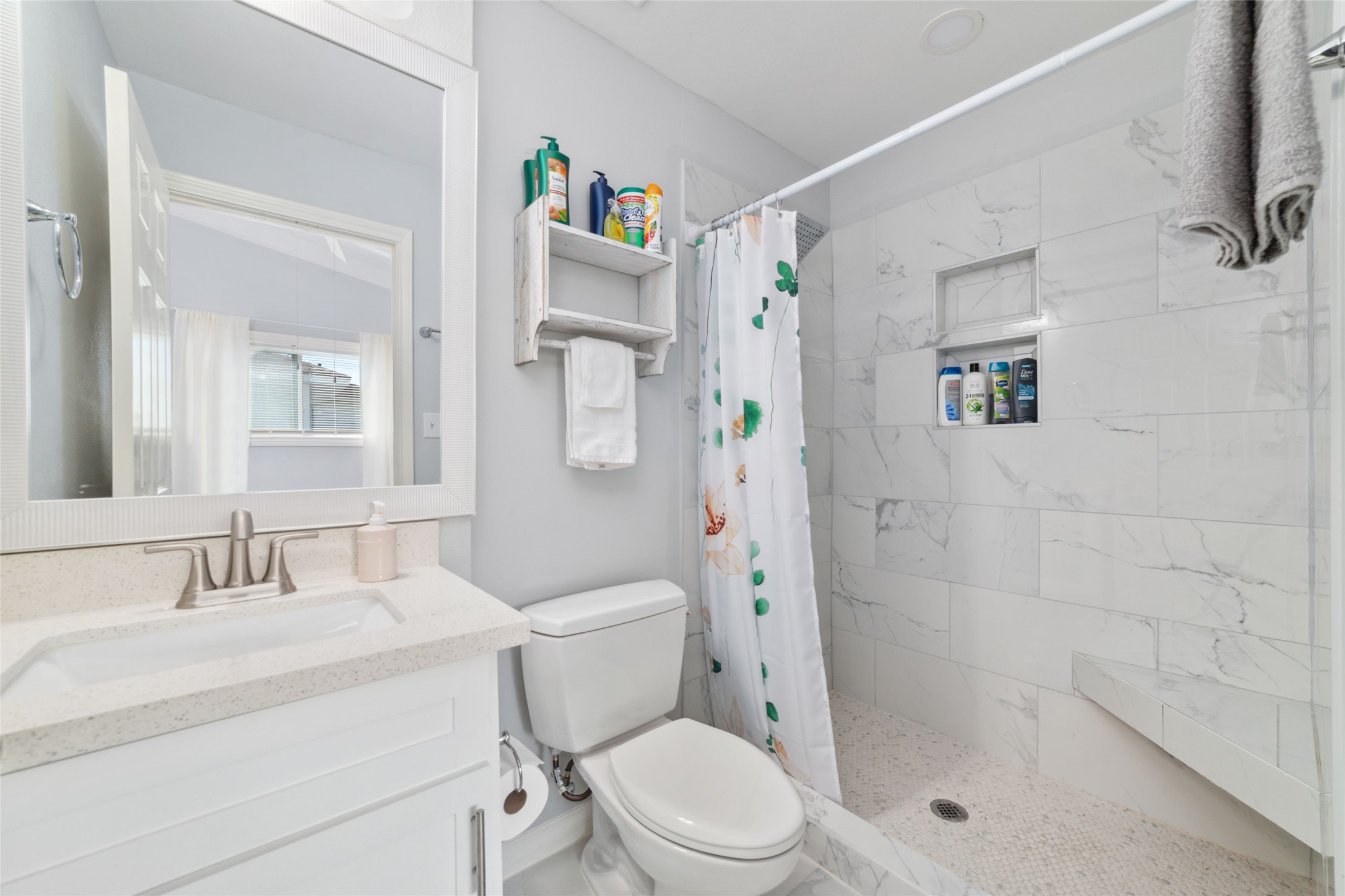 196 Barracuda Street, Bayou Vista, TX 77563