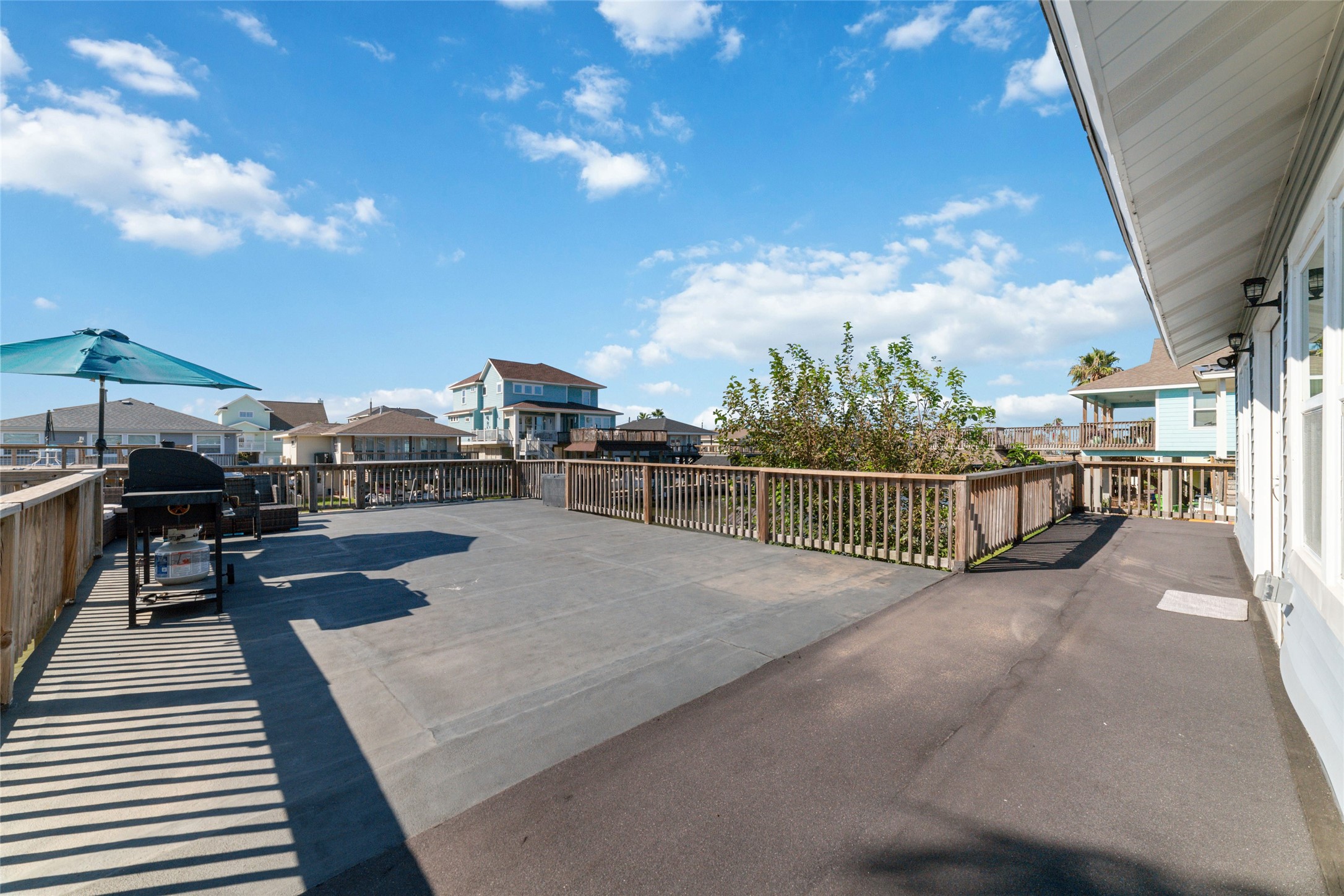 196 Barracuda Street, Bayou Vista, TX 77563