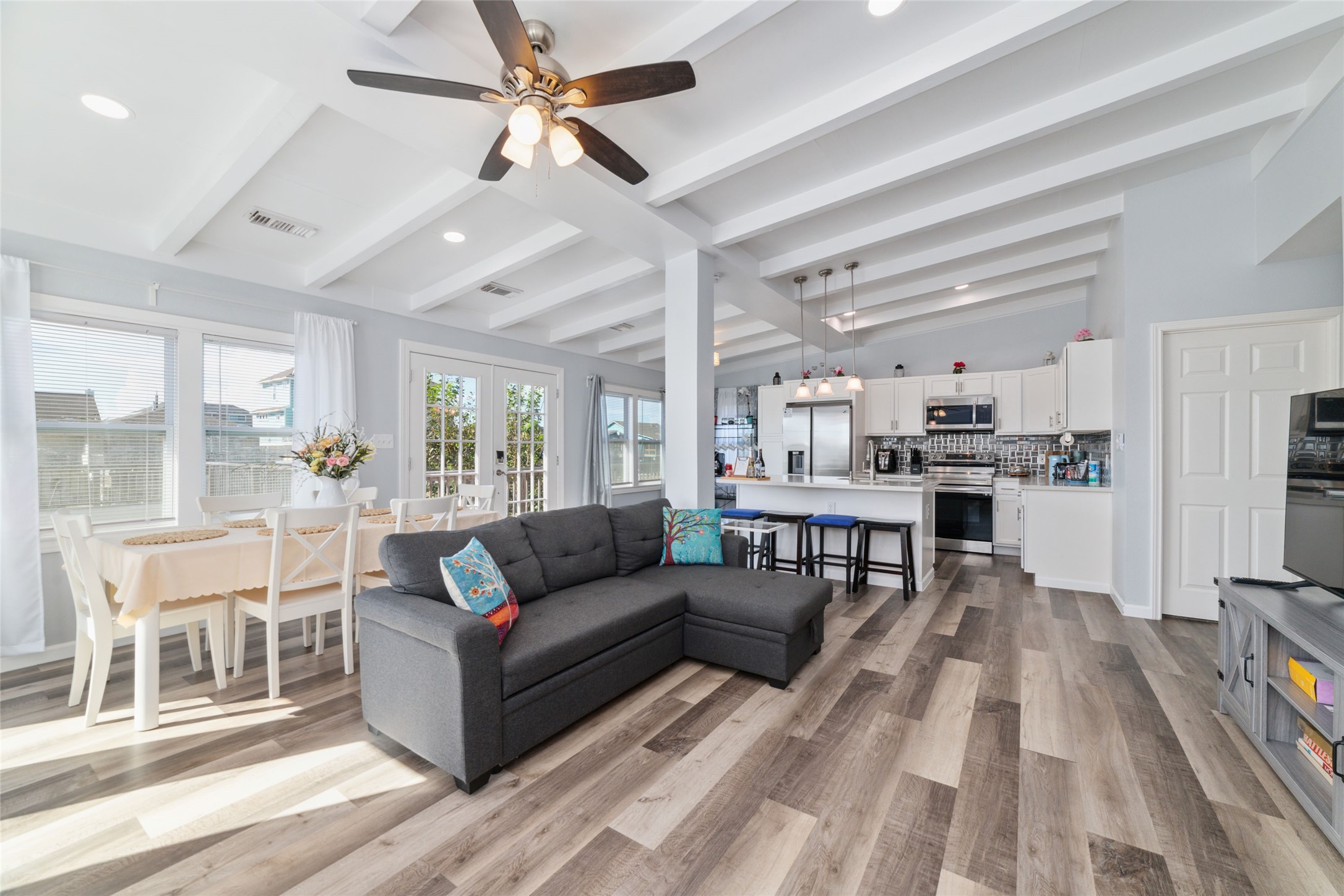 196 Barracuda Street, Bayou Vista, TX 77563