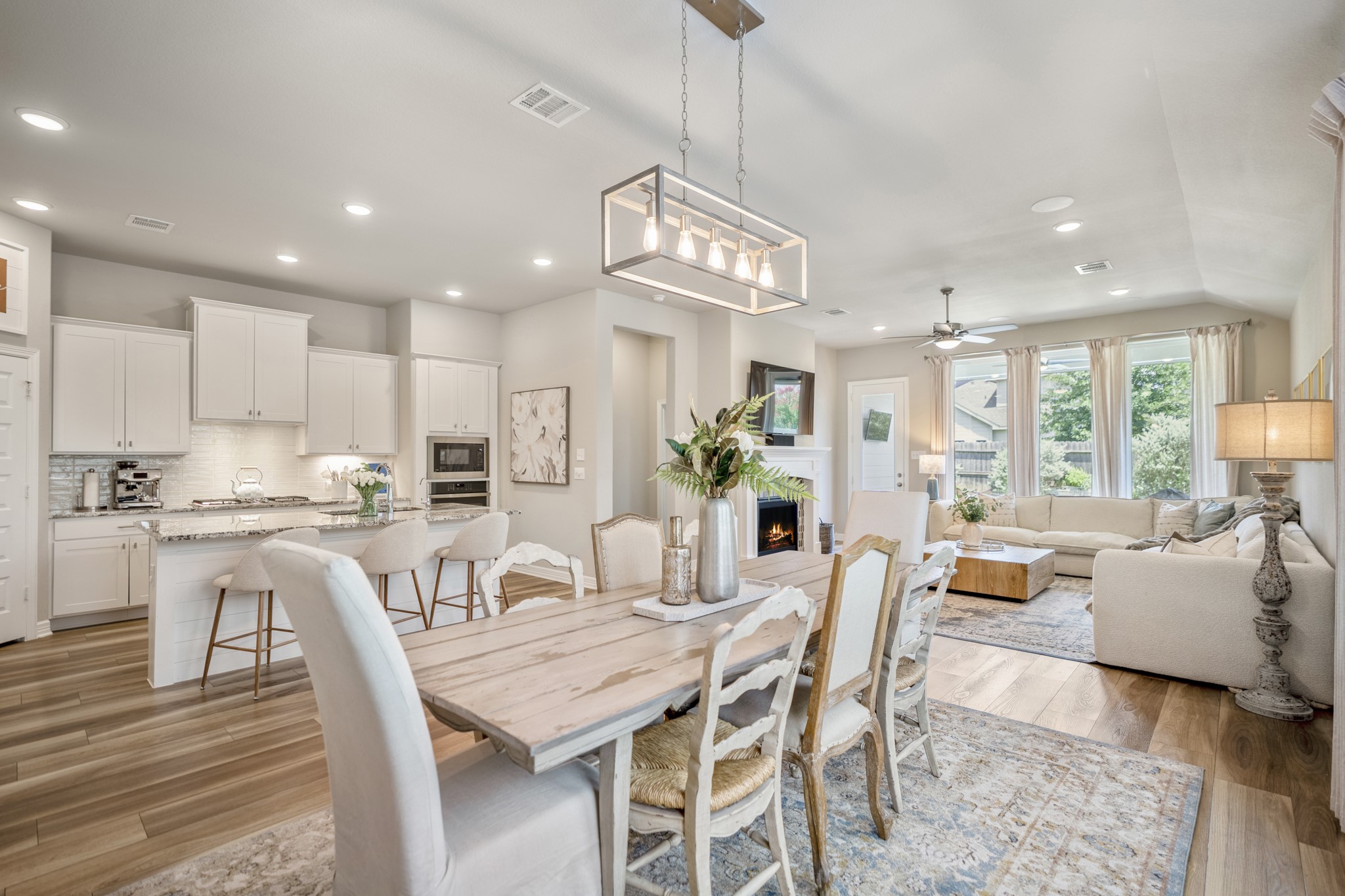 Open concept living with a natural flow for entertaining! Open concept living with a natural flow for entertaining!