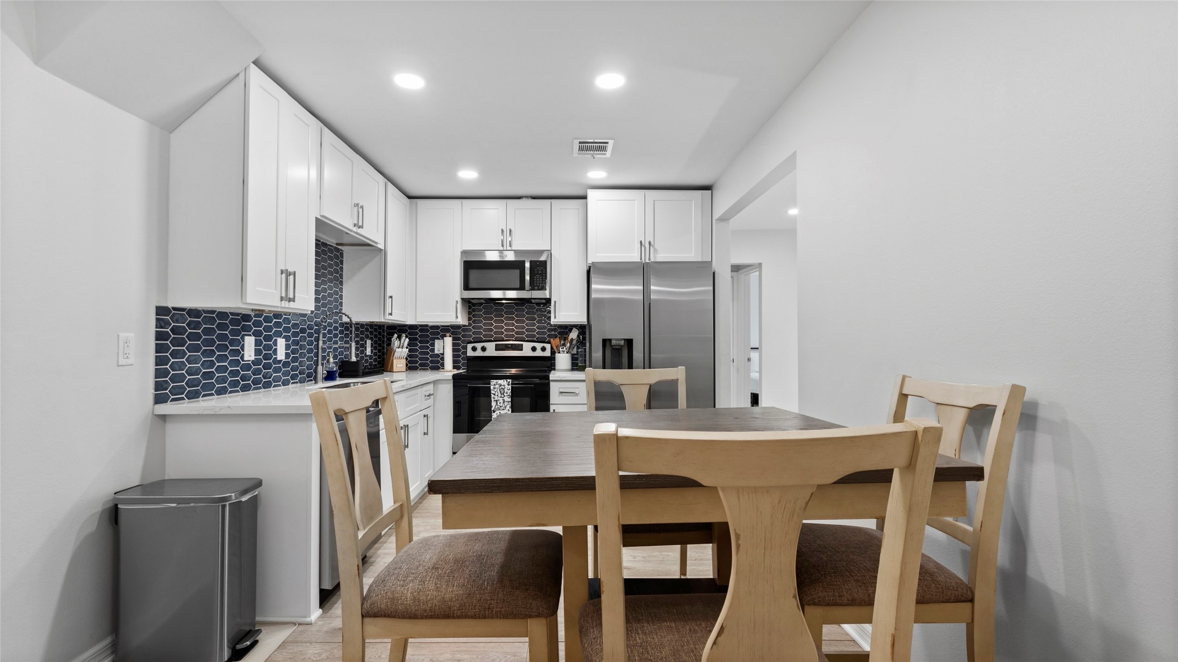 Kitchen/dining combo
