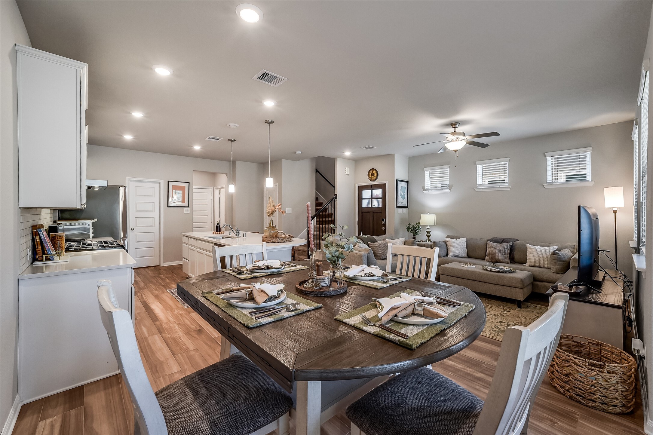 From dinner at the table to an evening in the living room, the connected layout makes it easy to spend time together.
