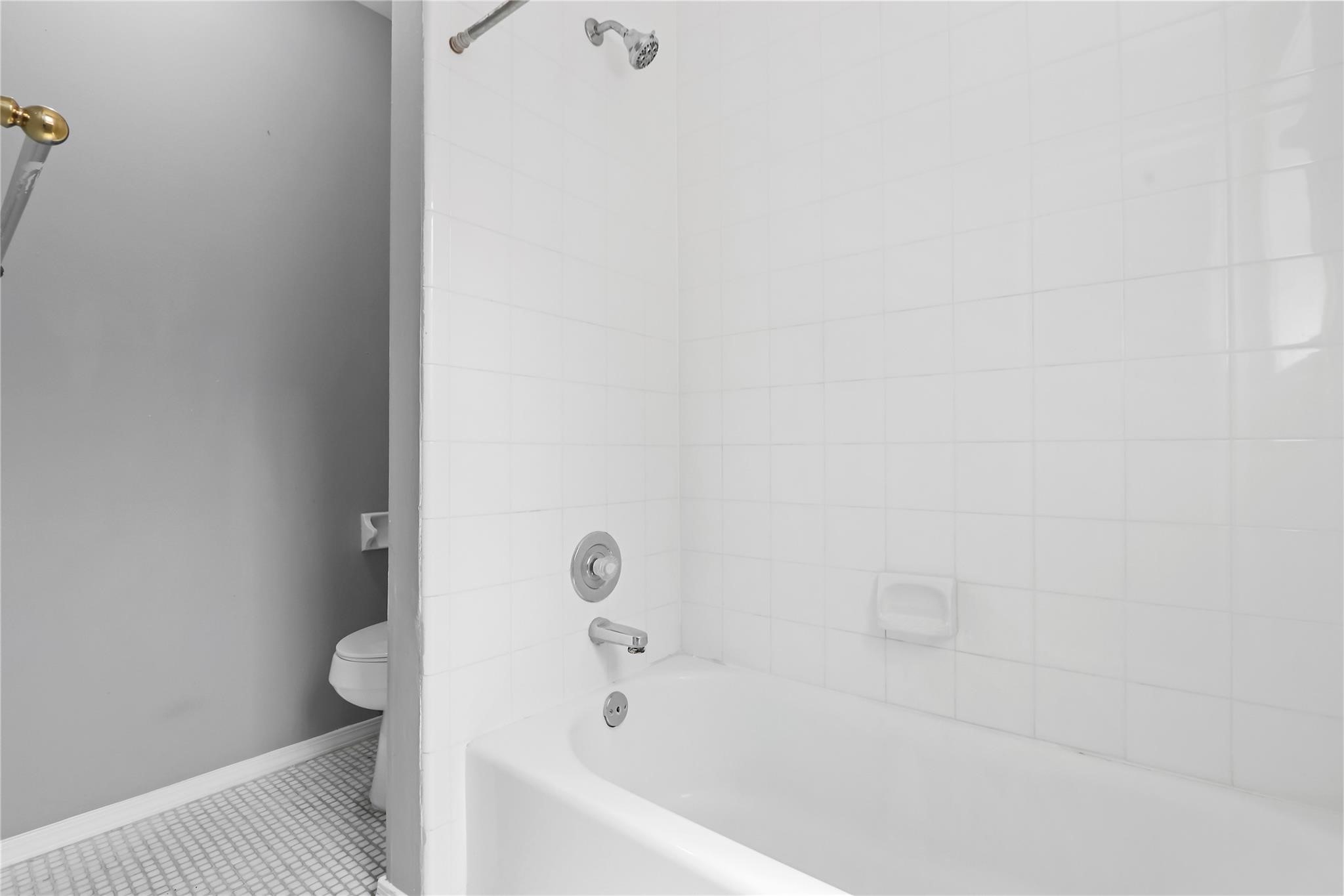 Shared bathroom for secondary bedrooms. Feauturing a shower/tub combo.