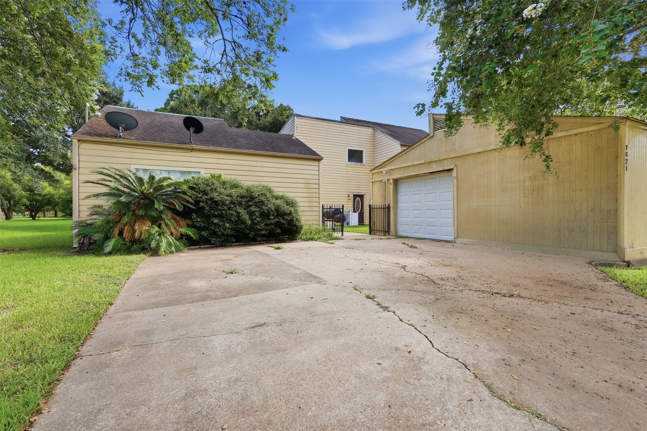 1621 W Adoue - Front entrance dedicated to the resident, no sharing entry spaces with your neighbor