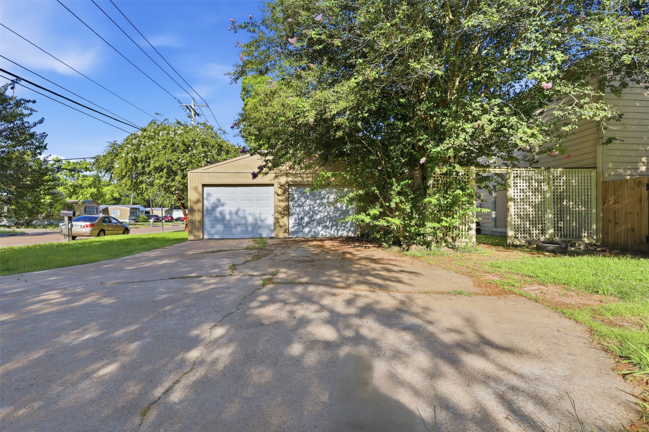 1621 & 1623 W Adoue a fully leased Alvin duplex on nearly half an acre 1621 & 1623 W Adoue a fully leased Alvin duplex on nearly half an acre