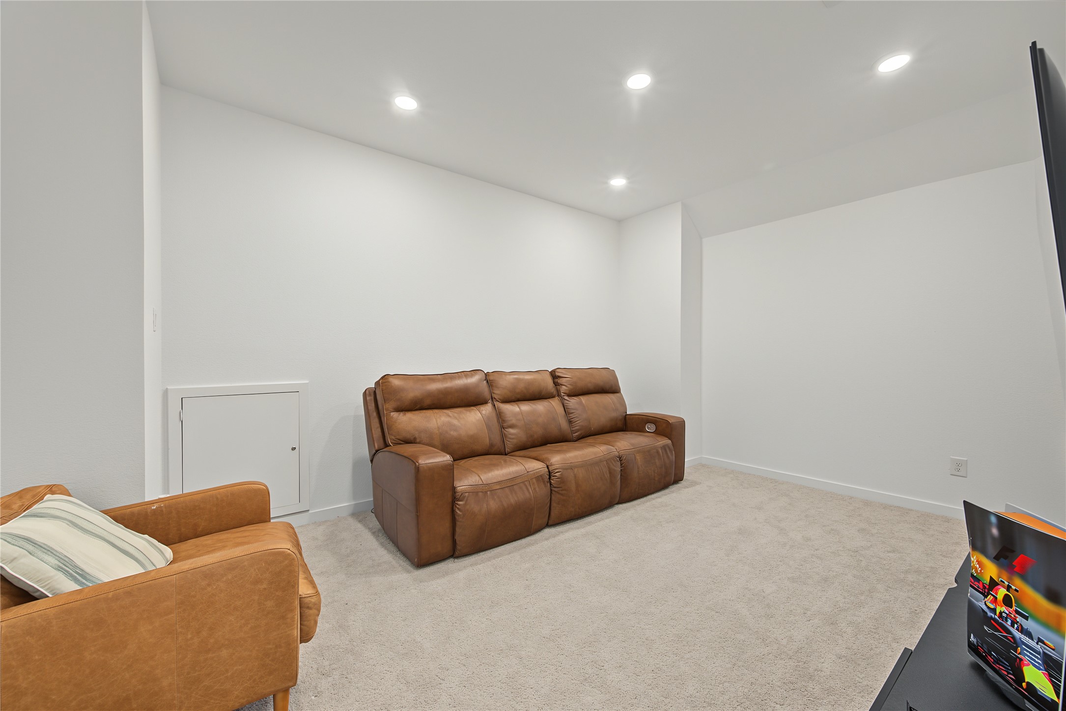 Main house - media room - 2nd floor