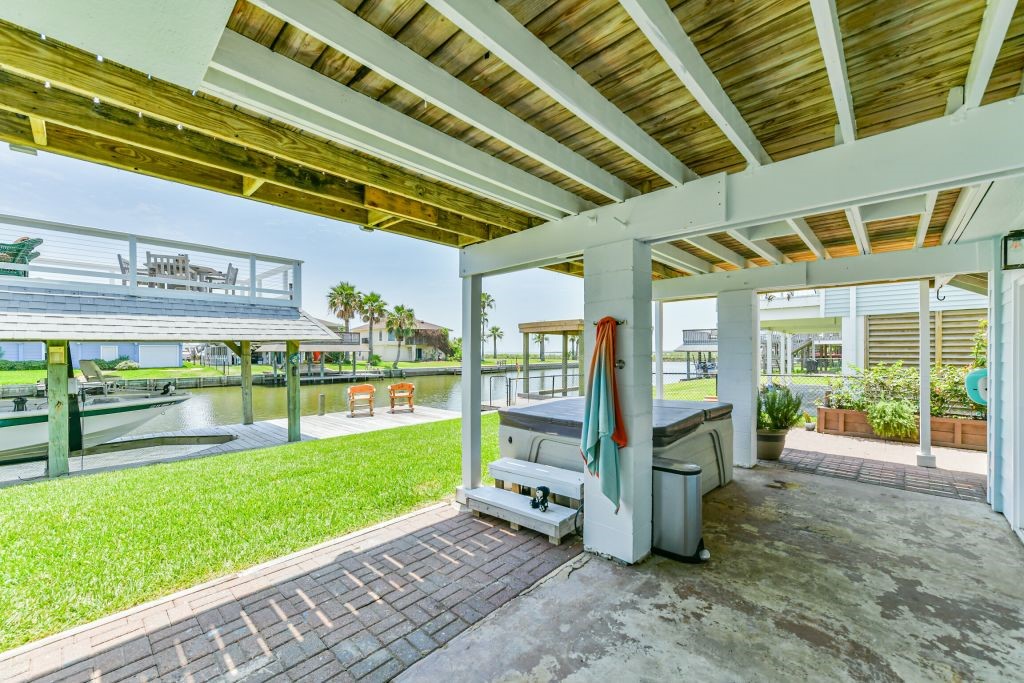 1126 Redfish Street, Bayou Vista, TX 77563