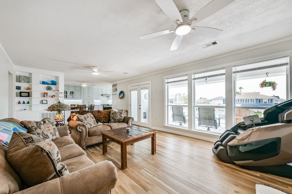 1126 Redfish Street, Bayou Vista, TX 77563