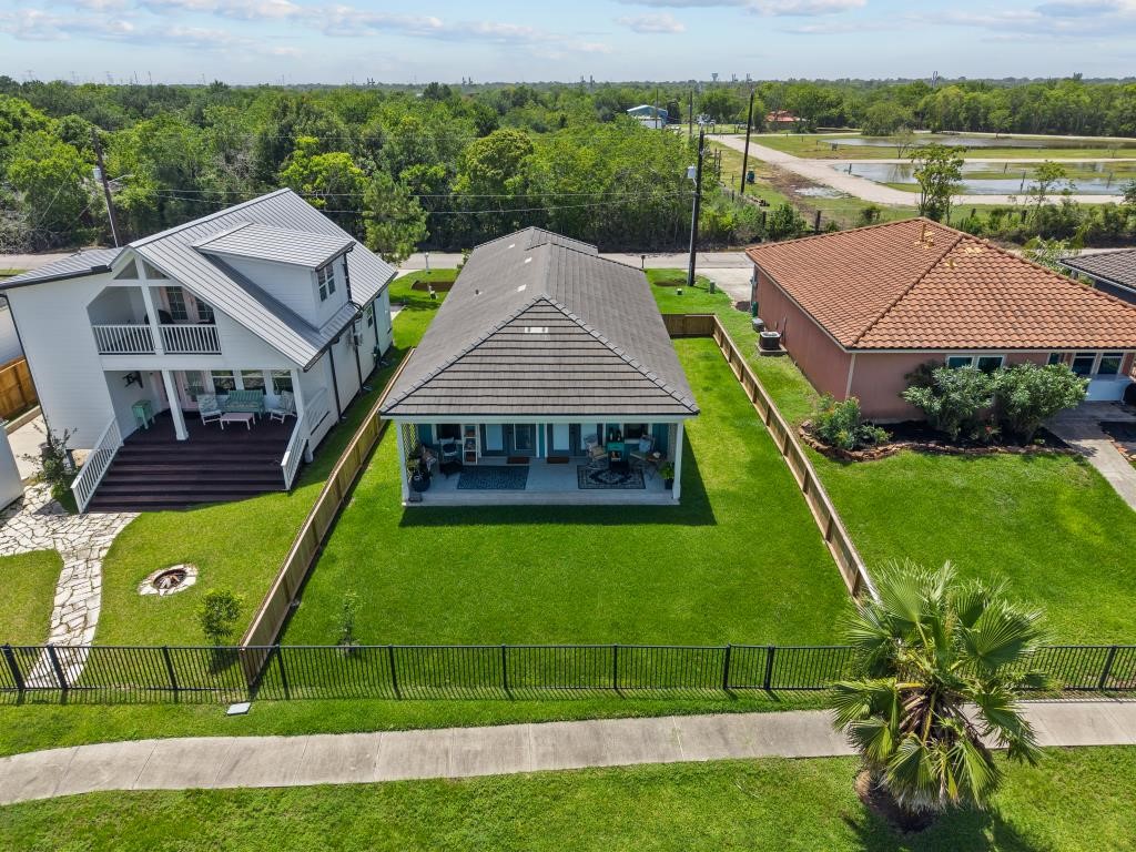 Fenced back yard for those of you with pets or kids, great space to throw a football or play with the family pet!