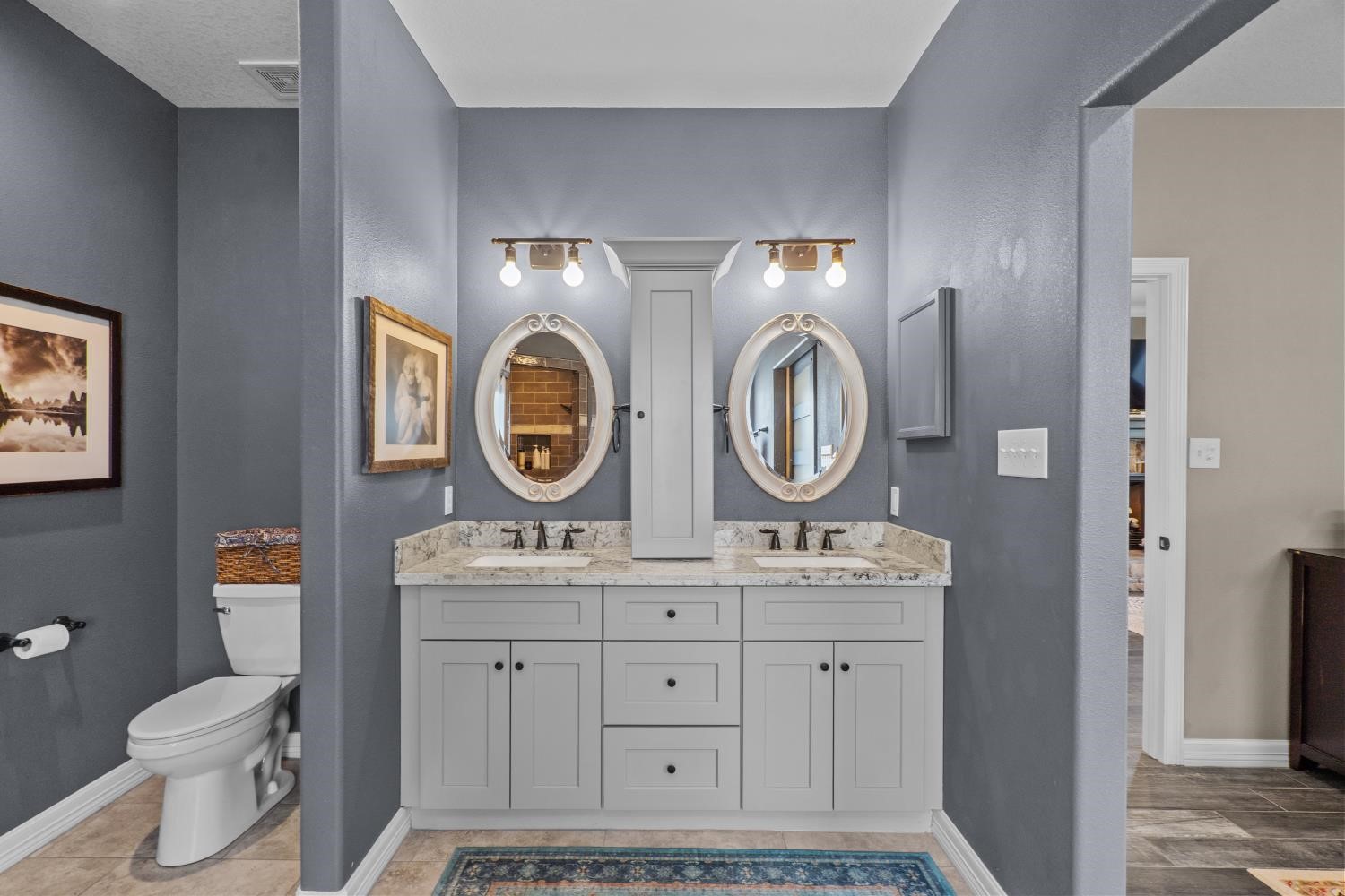 Dual sinks with ample storage space