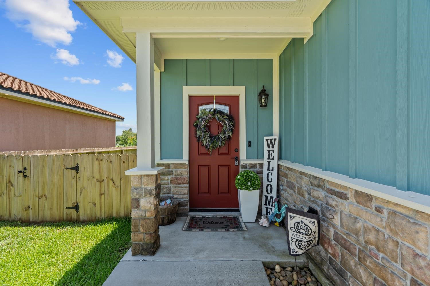 Warm and inviting entry! Welcome in ! Warm and inviting entry! Welcome in !