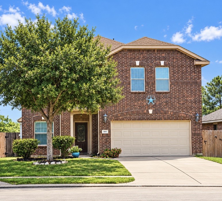 Charming 5-bedroom home in Lockeridge Farms with convenient access to Grand Parkway/99, shopping, dining, and highly rated Conroe ISD schools.