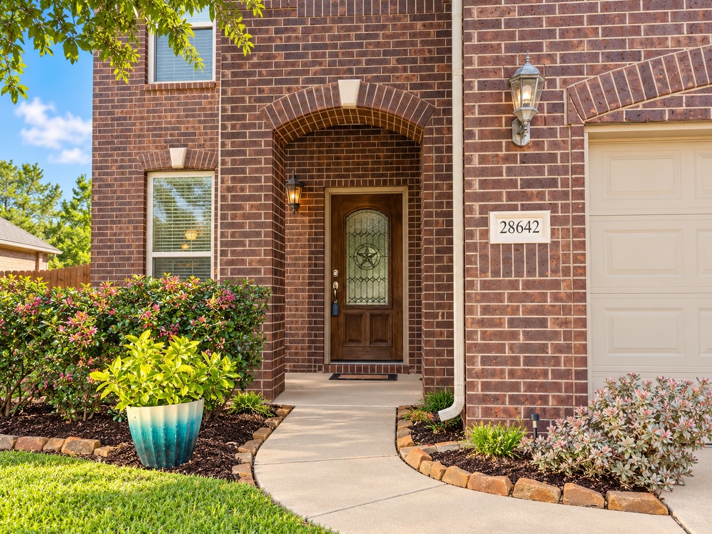 Charming 5-bedroom home in Lockeridge Farms with convenient access to Grand Parkway/99, shopping, dining, and highly rated Conroe ISD schools.