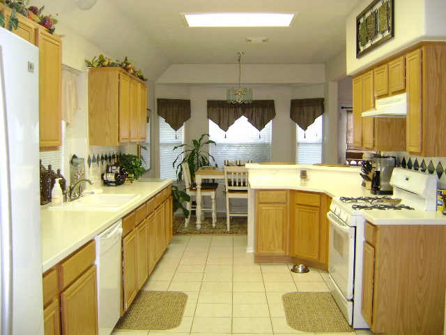 KITCHEN AND BREAKFAST AREA