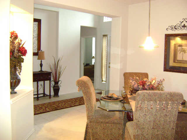 DINNING ROOM WITH BEAUTIFUL NICHE.