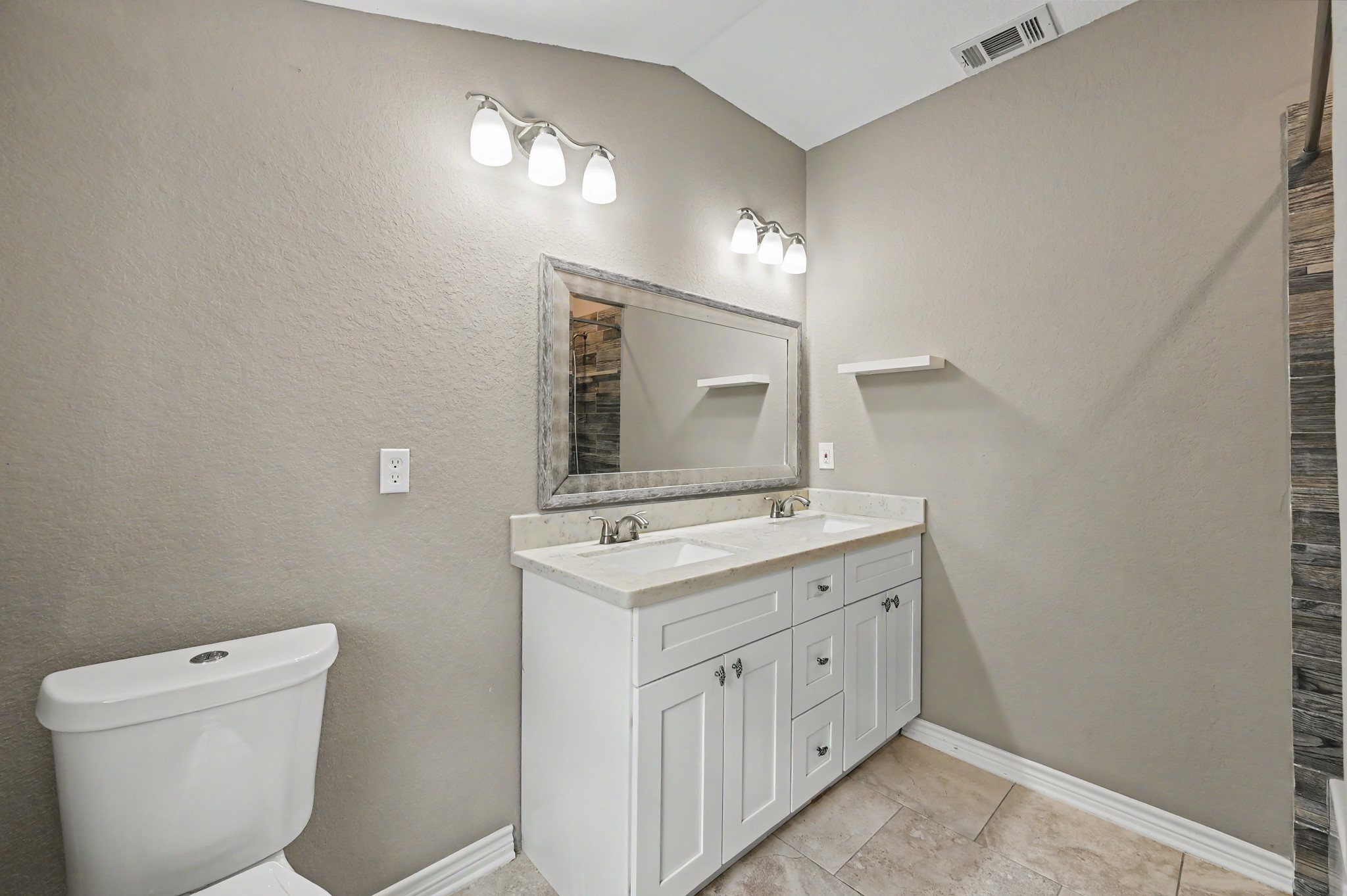 Dual sinks and ample storage
