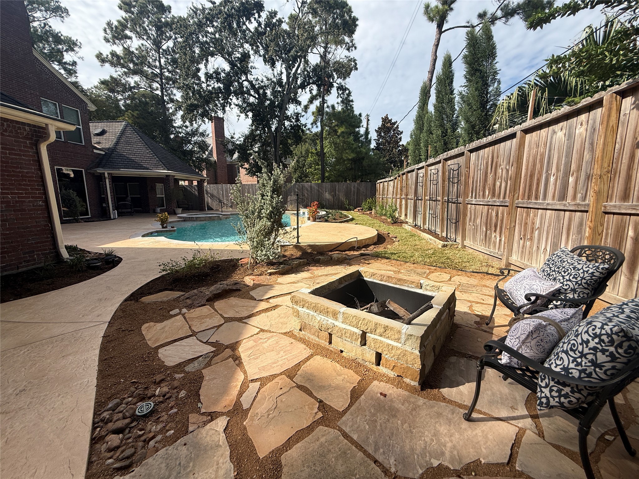COZY FIRE PIT WITH FLAGSTONE PATIO