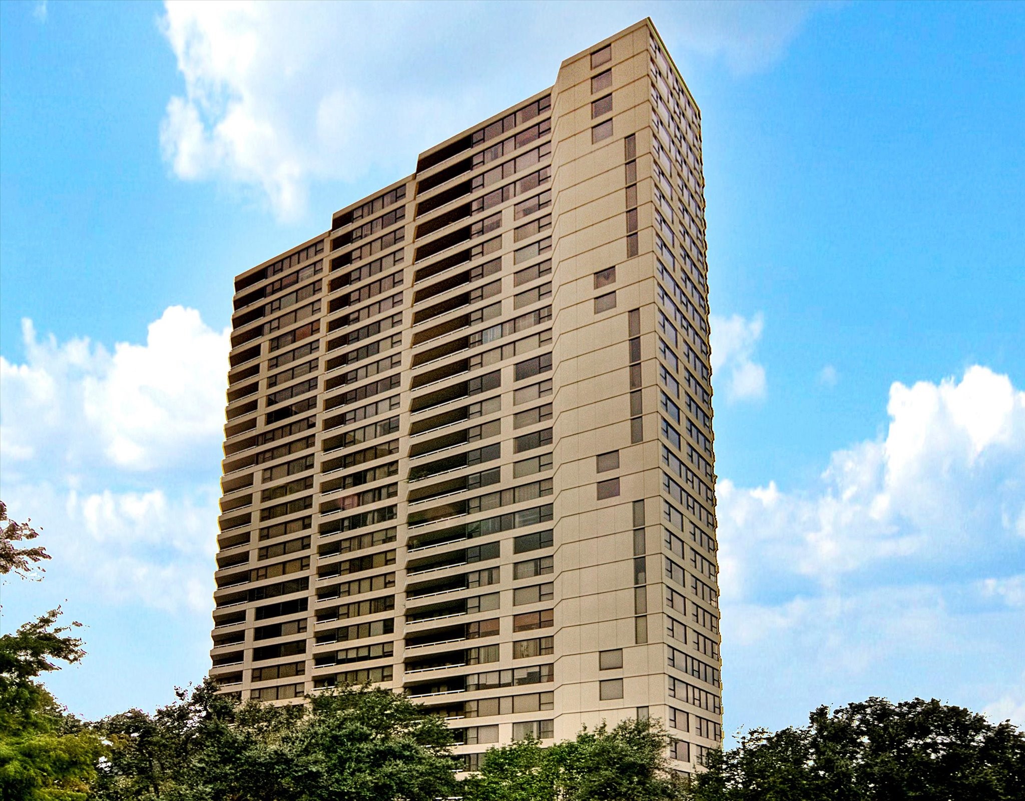 The Greenways distinctive high-rise architecture rises above the surrounding treetops, placing residents in Houstons centrally located Greenway Plaza neighborhood near shopping, dining and major thoroughfares.