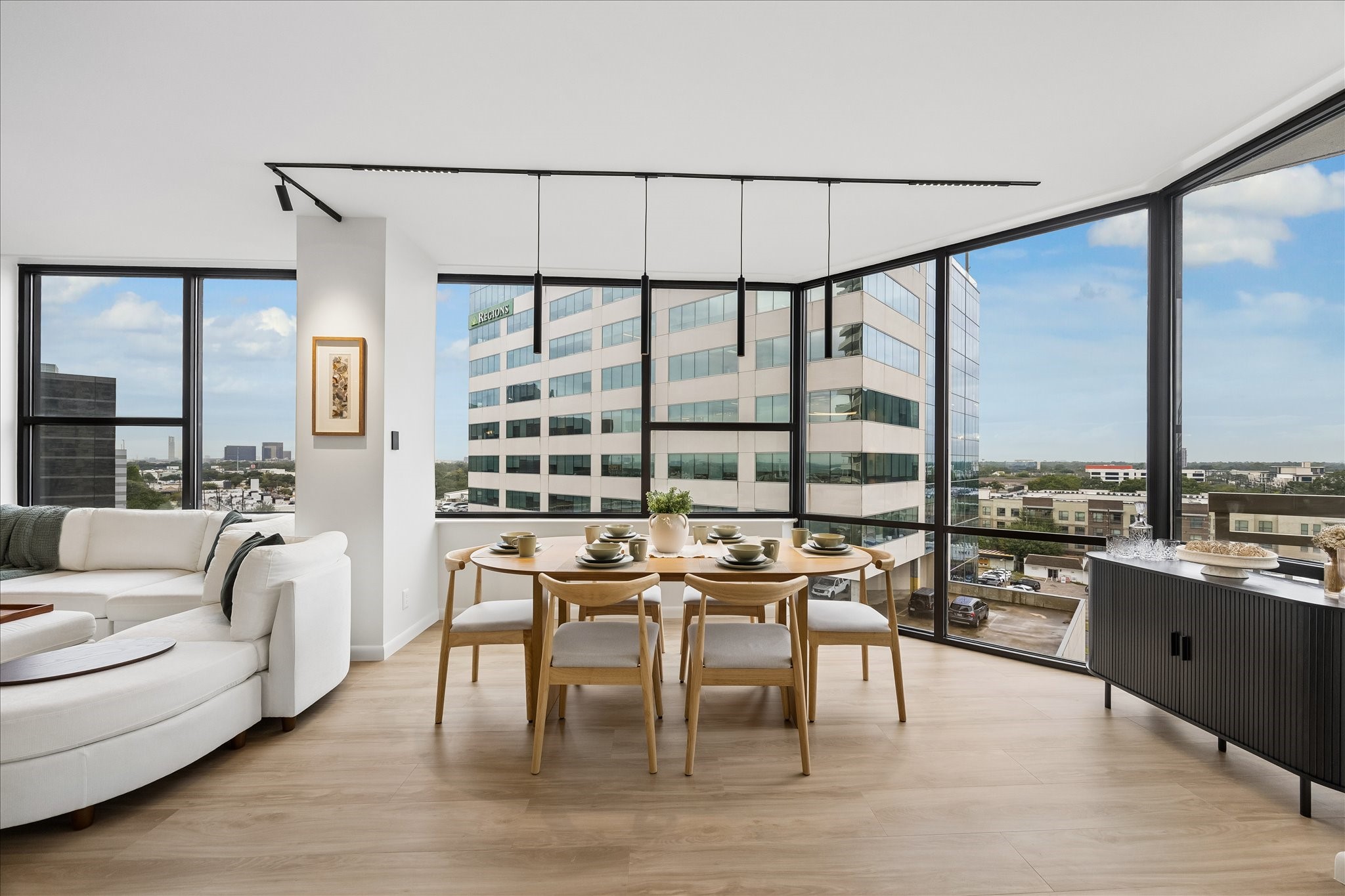 Corner windows bring daylight and city outlooks to the dining area. Corner windows bring daylight and city outlooks to the dining area.