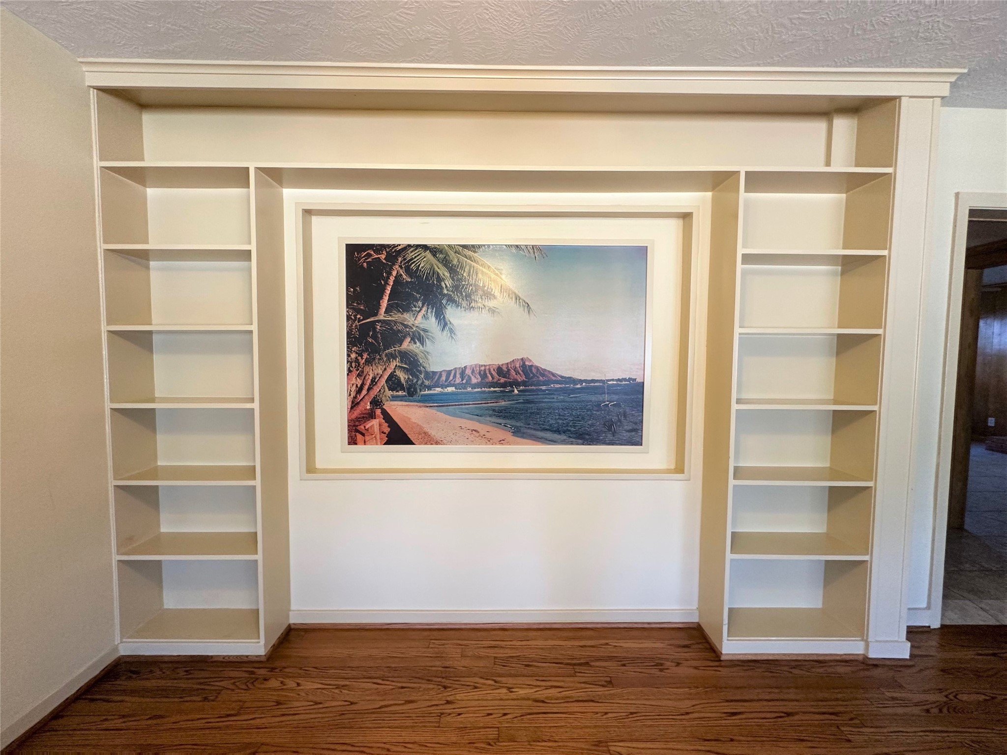 Fun mural in living room offering a tropical escape! Niche would also be perfect place for big-screen TV. Plenty of shelving for all your knick-knacks, books and photos. Fun mural in living room offering a tropical escape! Niche would also be perfect place for big-screen TV. Plenty of shelving for all your knick-knacks, books and photos.