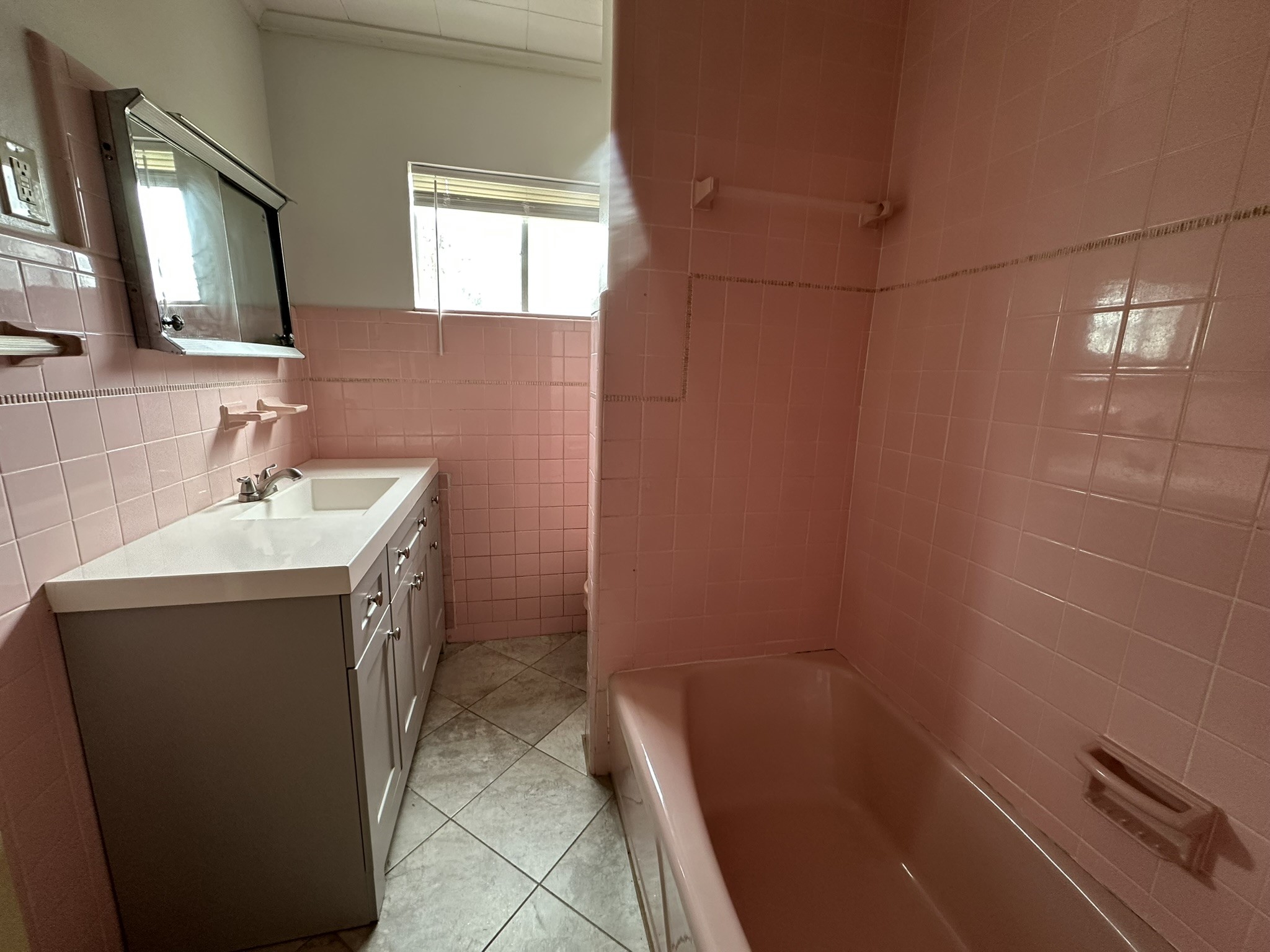 Second full bath located between the secondary bedrooms with tub/shower combo.  Again, such retro charm!