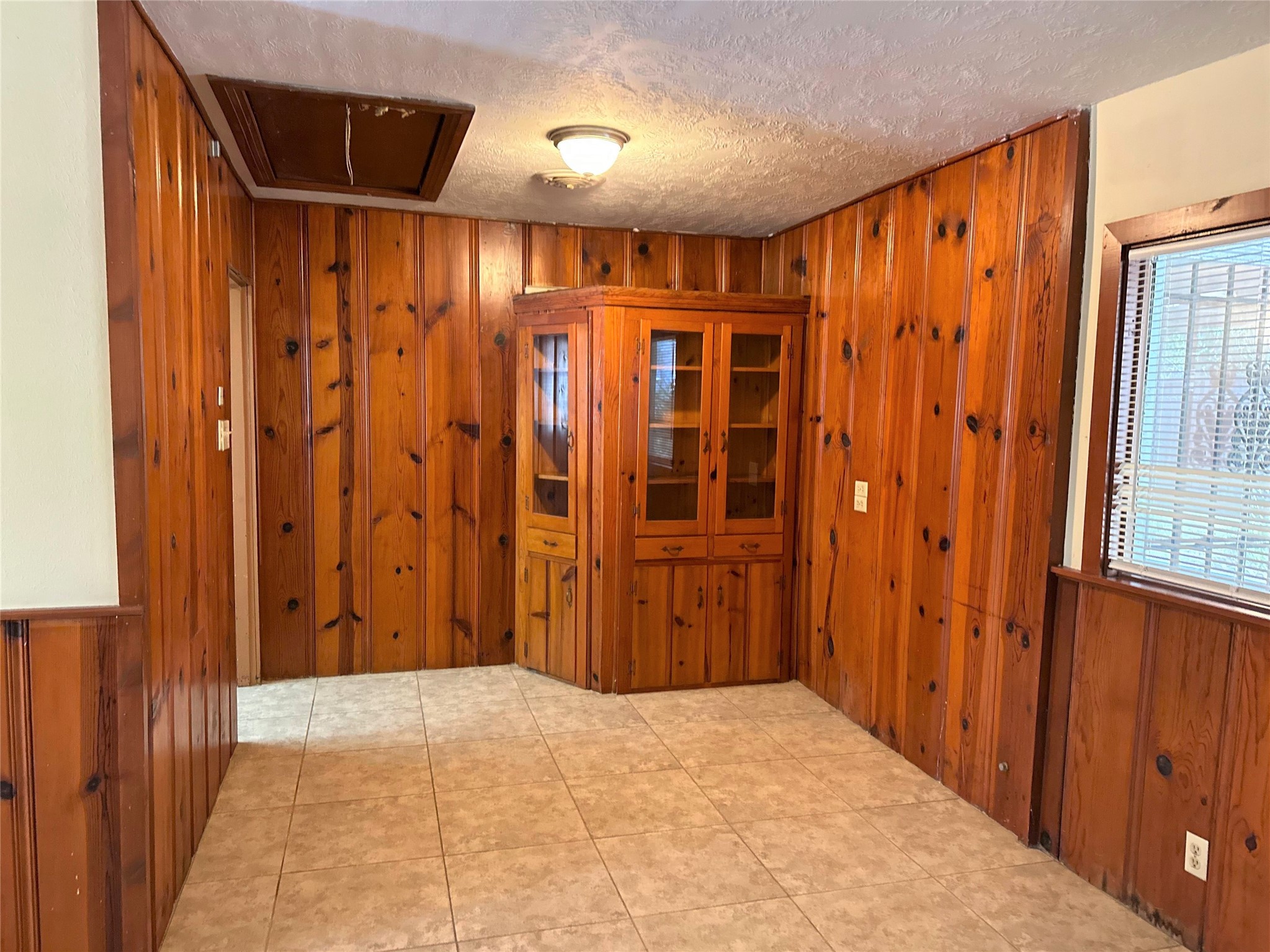 Breakfast area off of kitchen and connected to formal dining room. Breakfast area off of kitchen and connected to formal dining room.