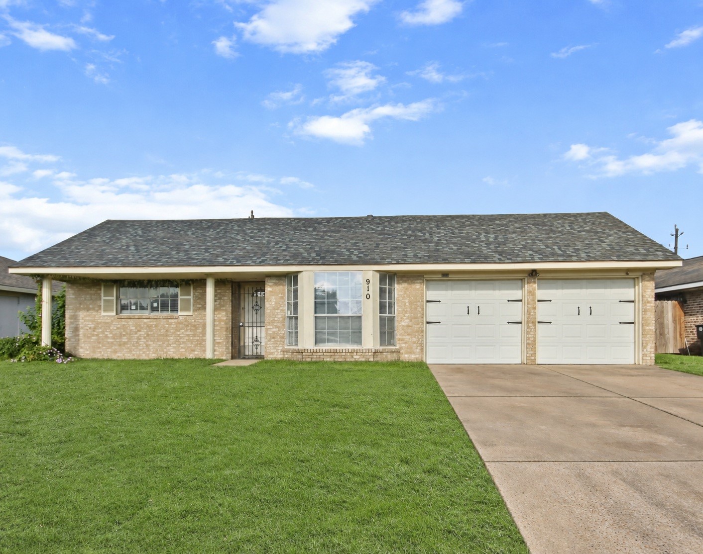 Welcome to 910 Centerwood Drive, located in the Holiday Forest community within walking distance to nearby bayou greenway, park, and walking trails, complete with a two-car garage and double-wide driveway.