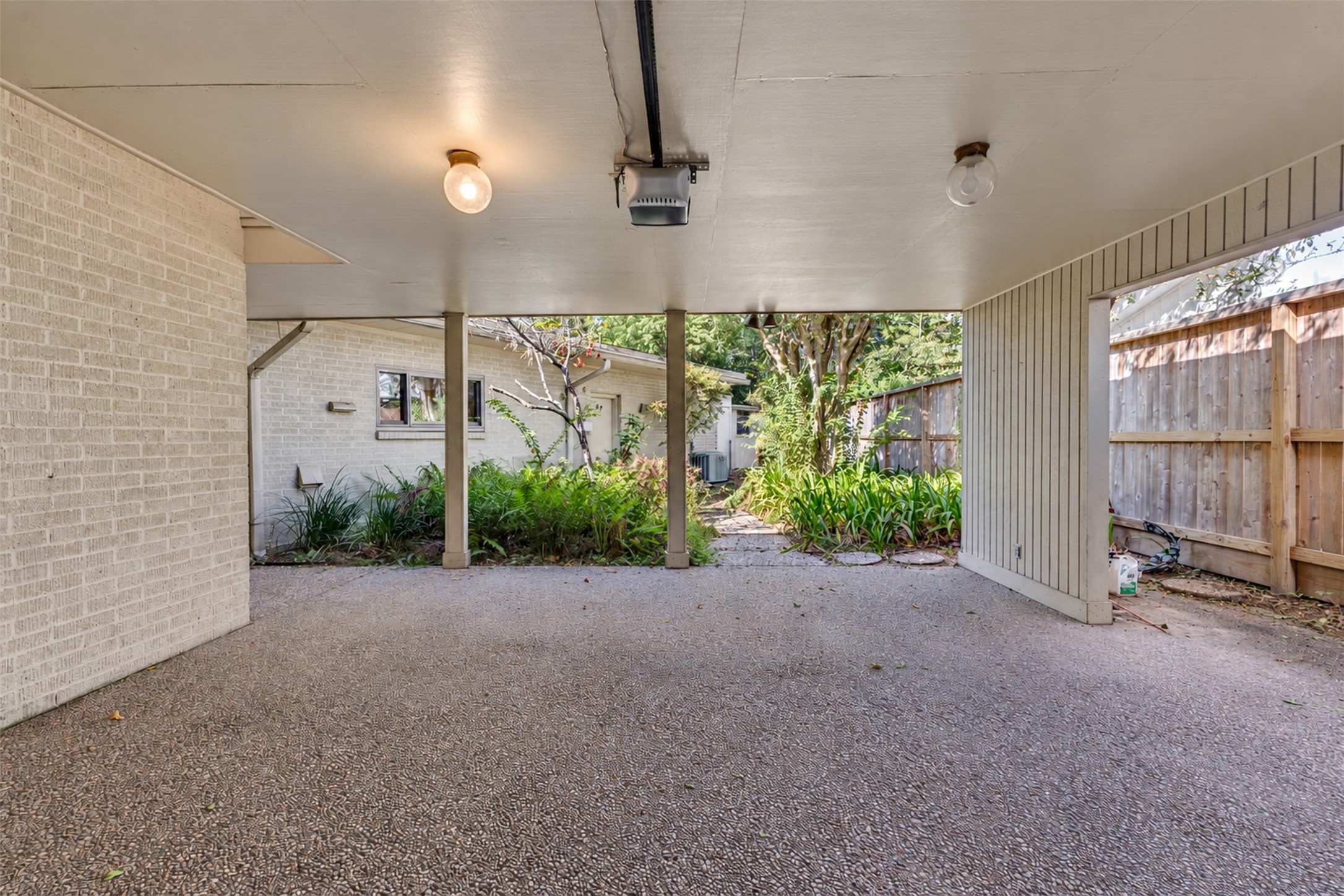 Carport.