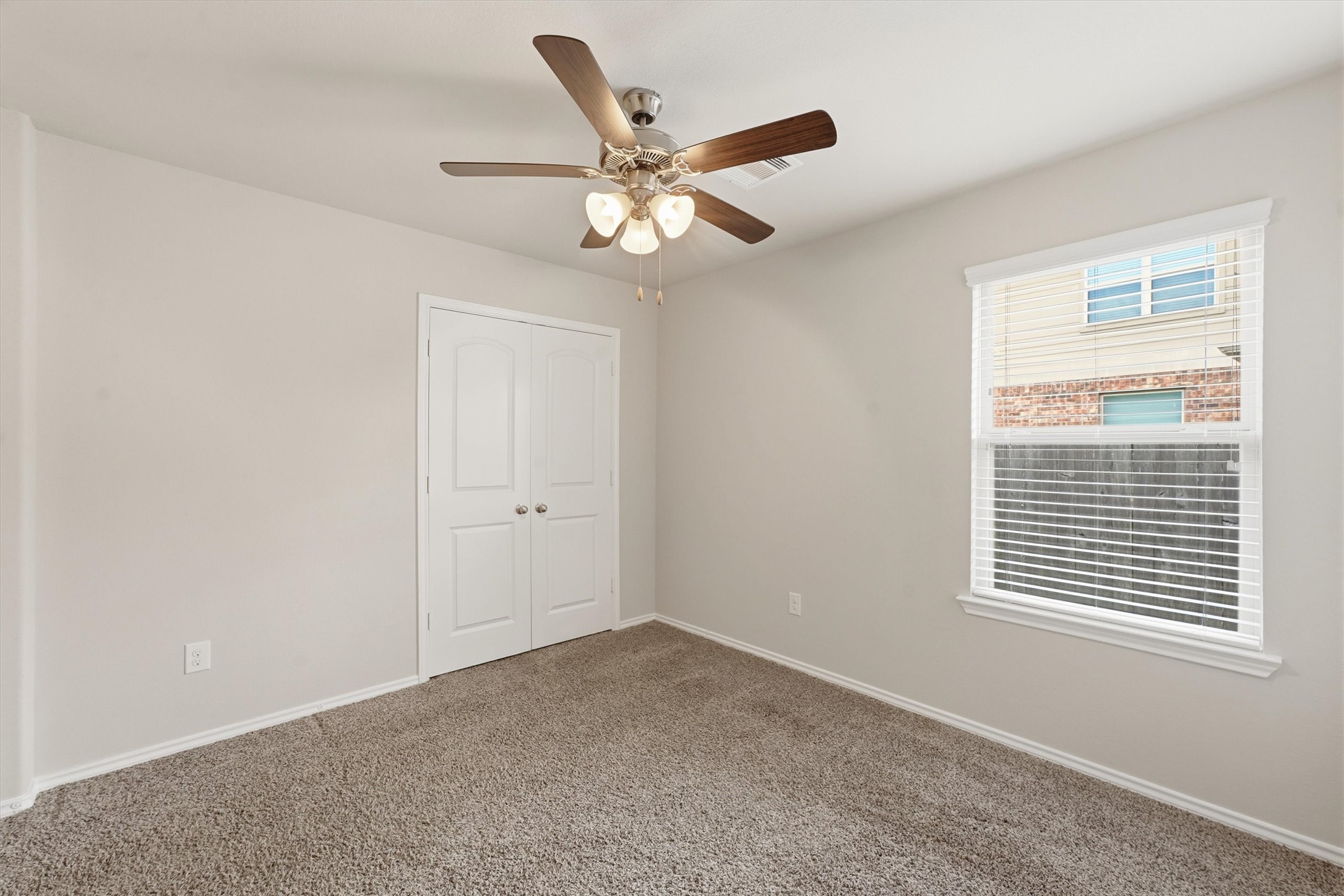 Secondary bedroom.