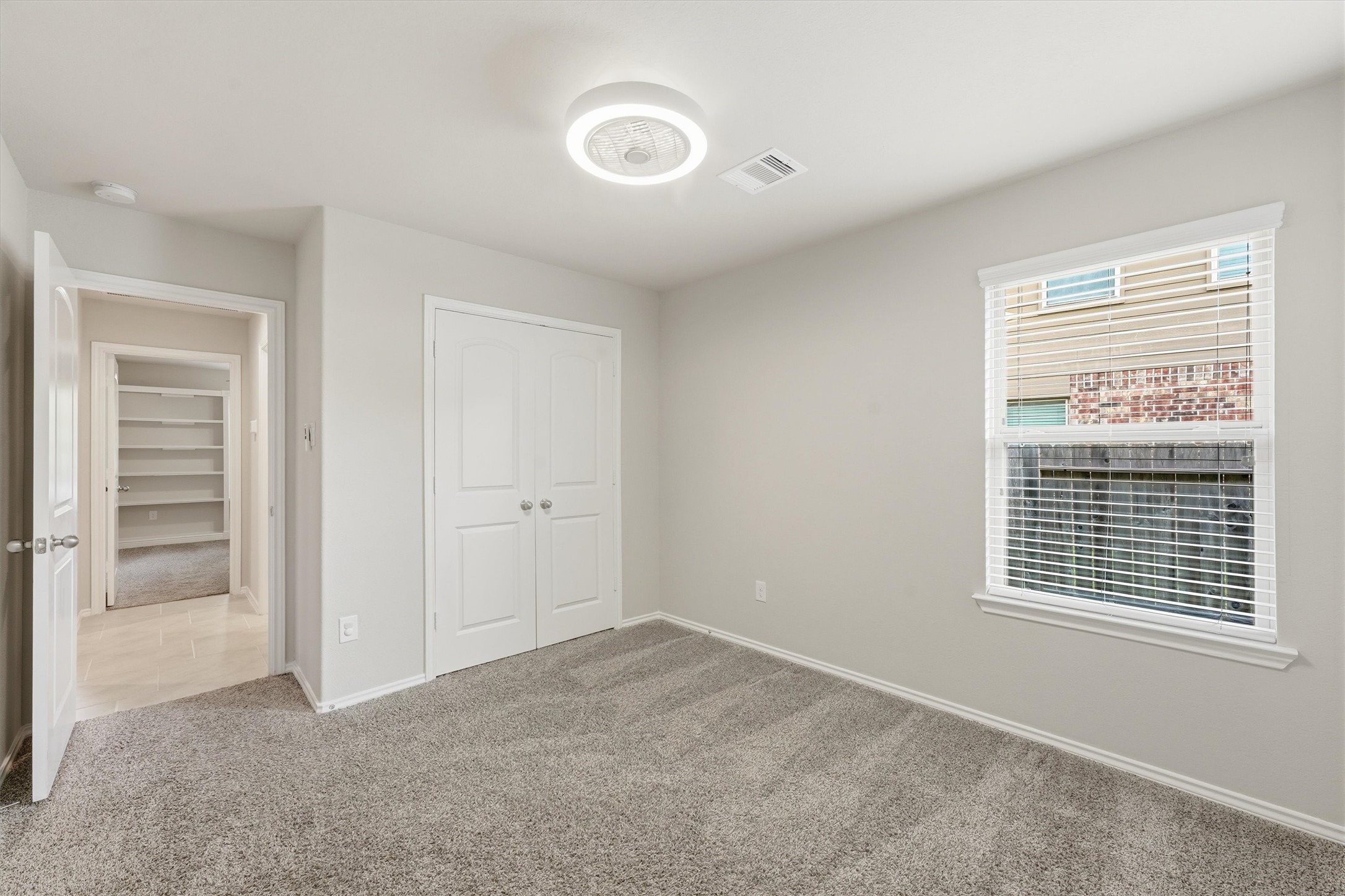 Secondary bedroom.