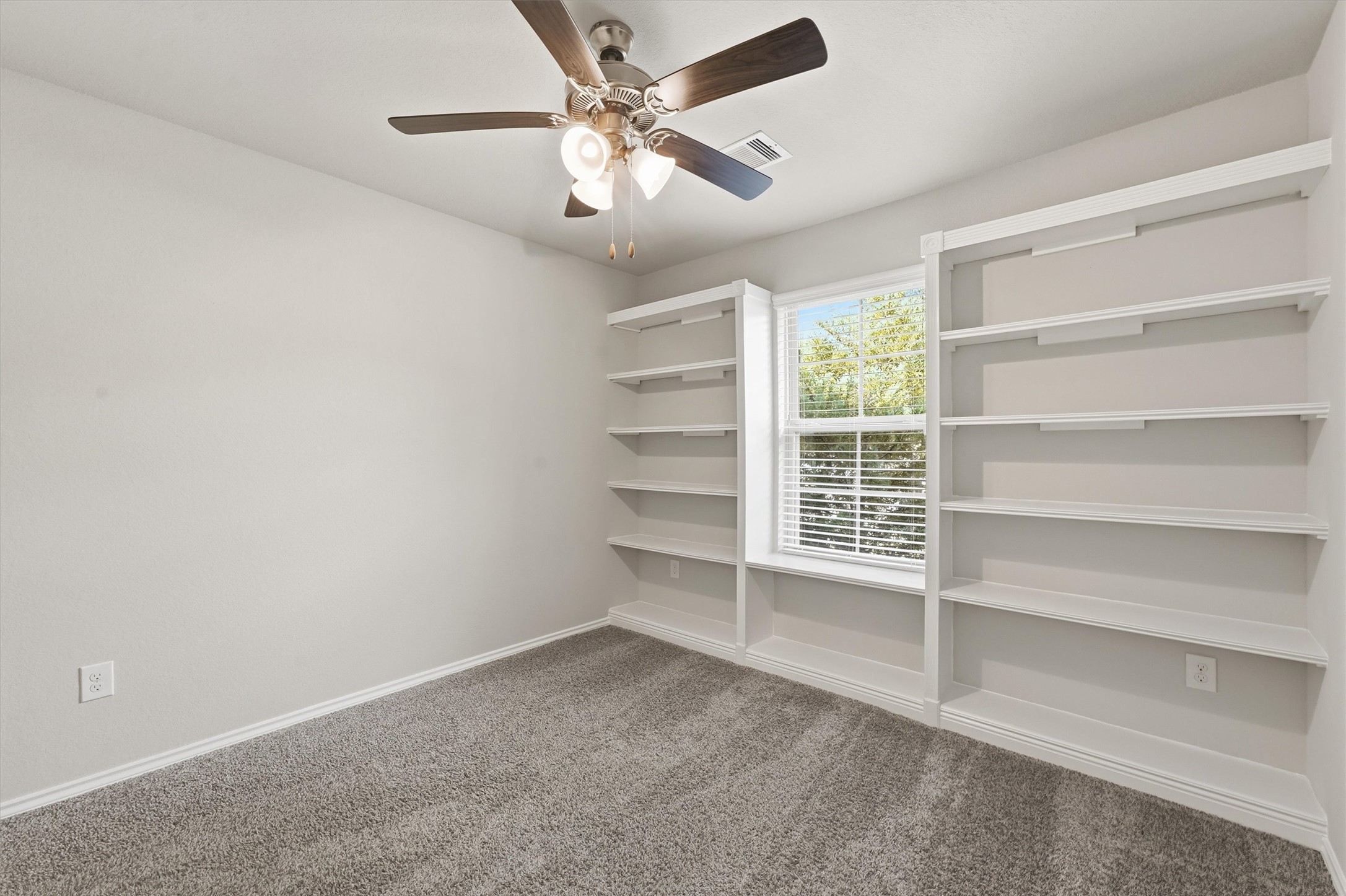 Secondary bedroom.