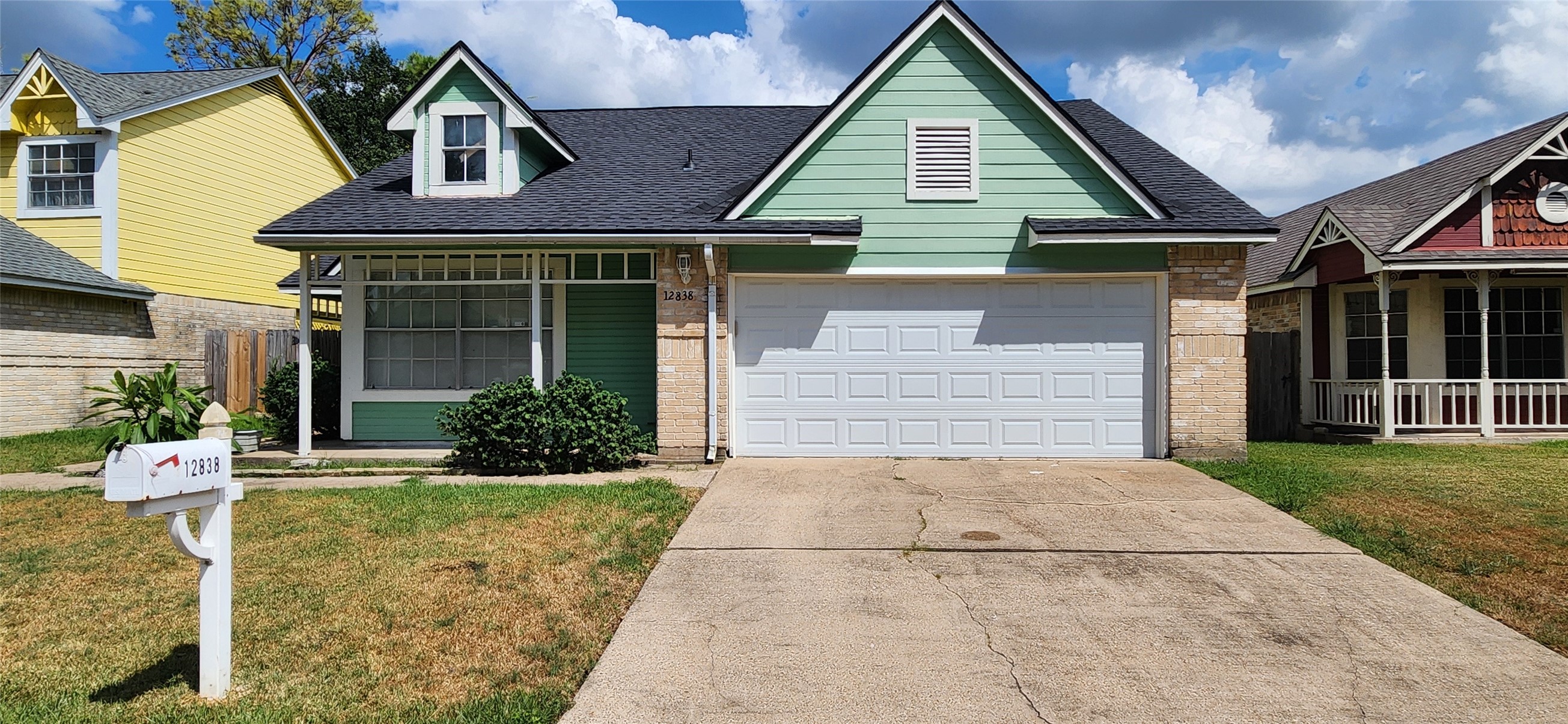 Cute 3 bedroom/2 bath home, ready for you to call your new home!