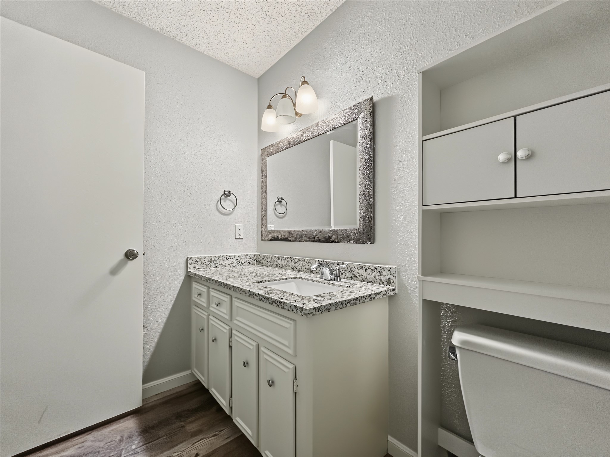 Secondary bathroom.