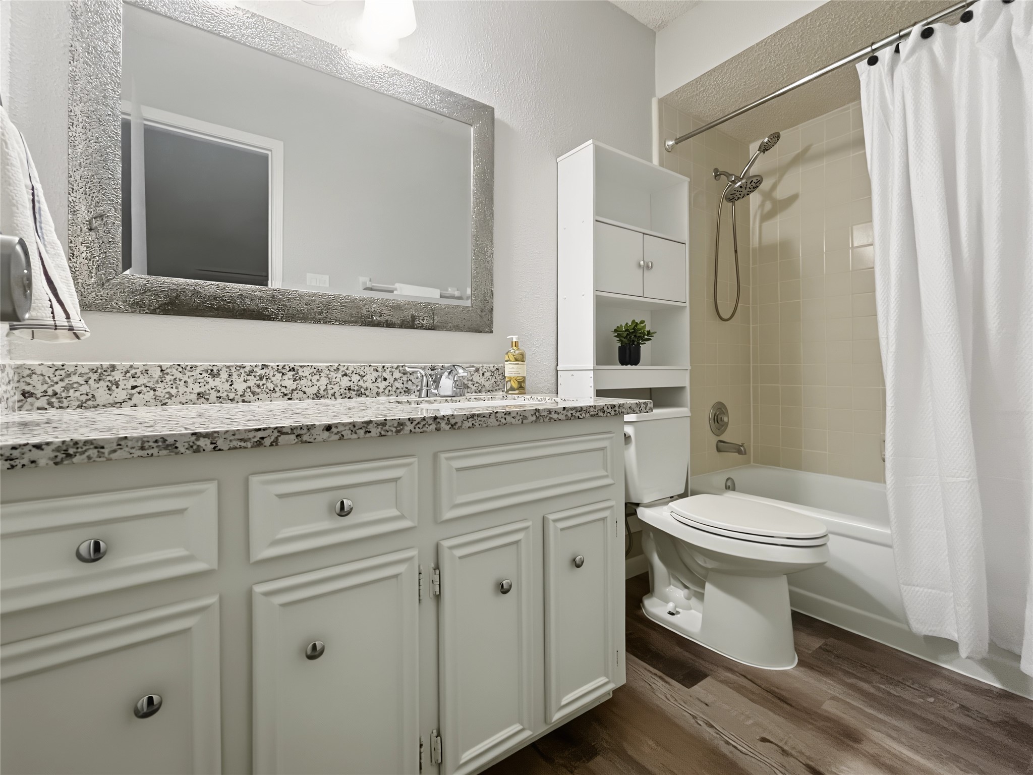 View of the private bathroom inside the secondary bedroom.