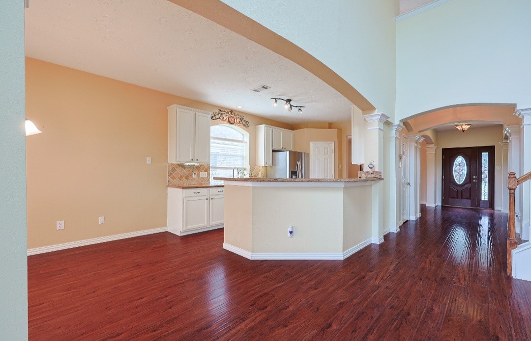 Vacant breakfast Rm and Kitchen that is open to the living area