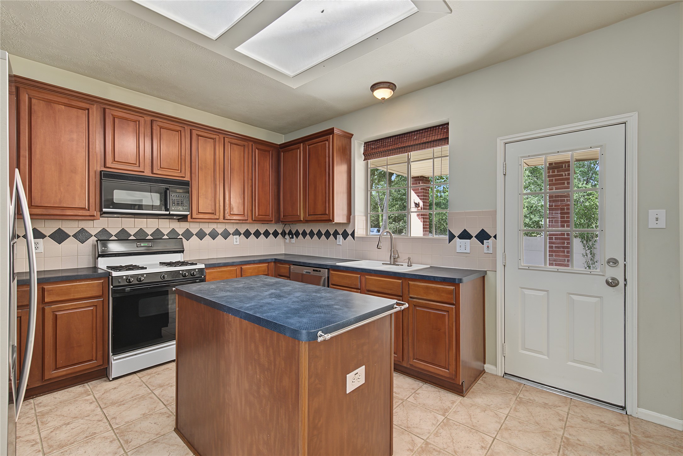 2302 Piney Woods Drive, Pearland, TX 77581