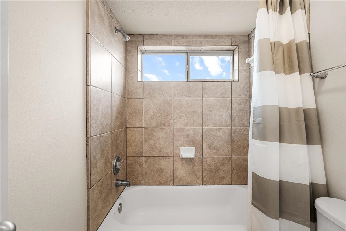 5230 Lagoon Court, Bacliff, TX 77518