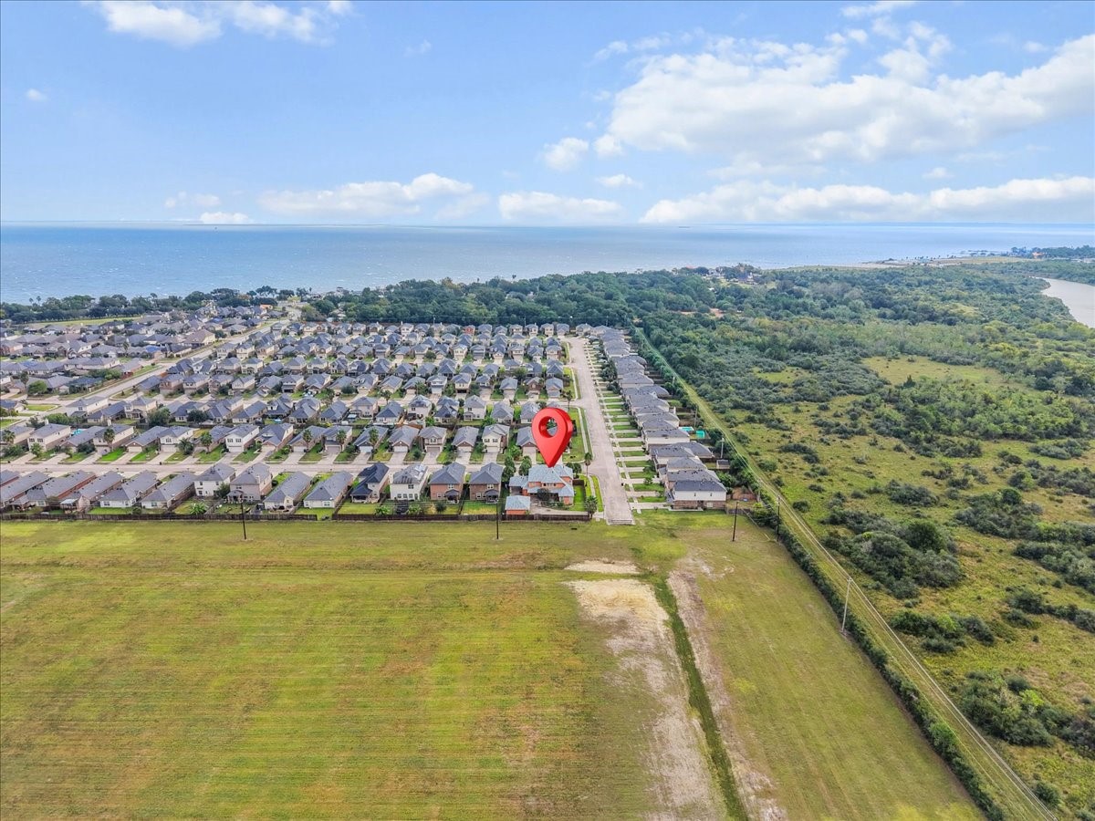 This location is FANTASTIC! You can see Galveston Bay in the distance--head over in just minutes, literally! Enjoy the perks of being close to the water without the the giant pricetag!