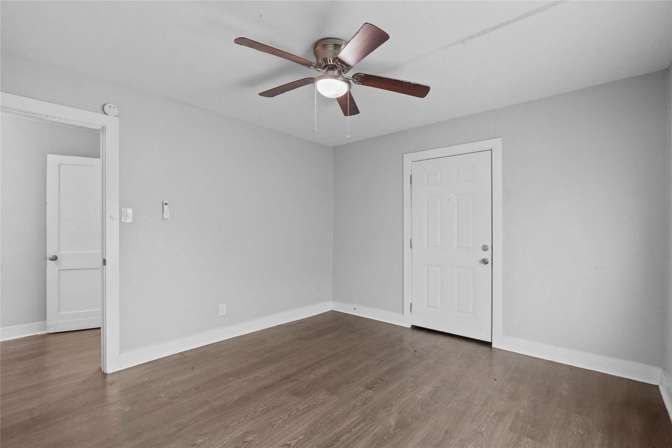 Neutral color tone and ceiling fan in bedroom