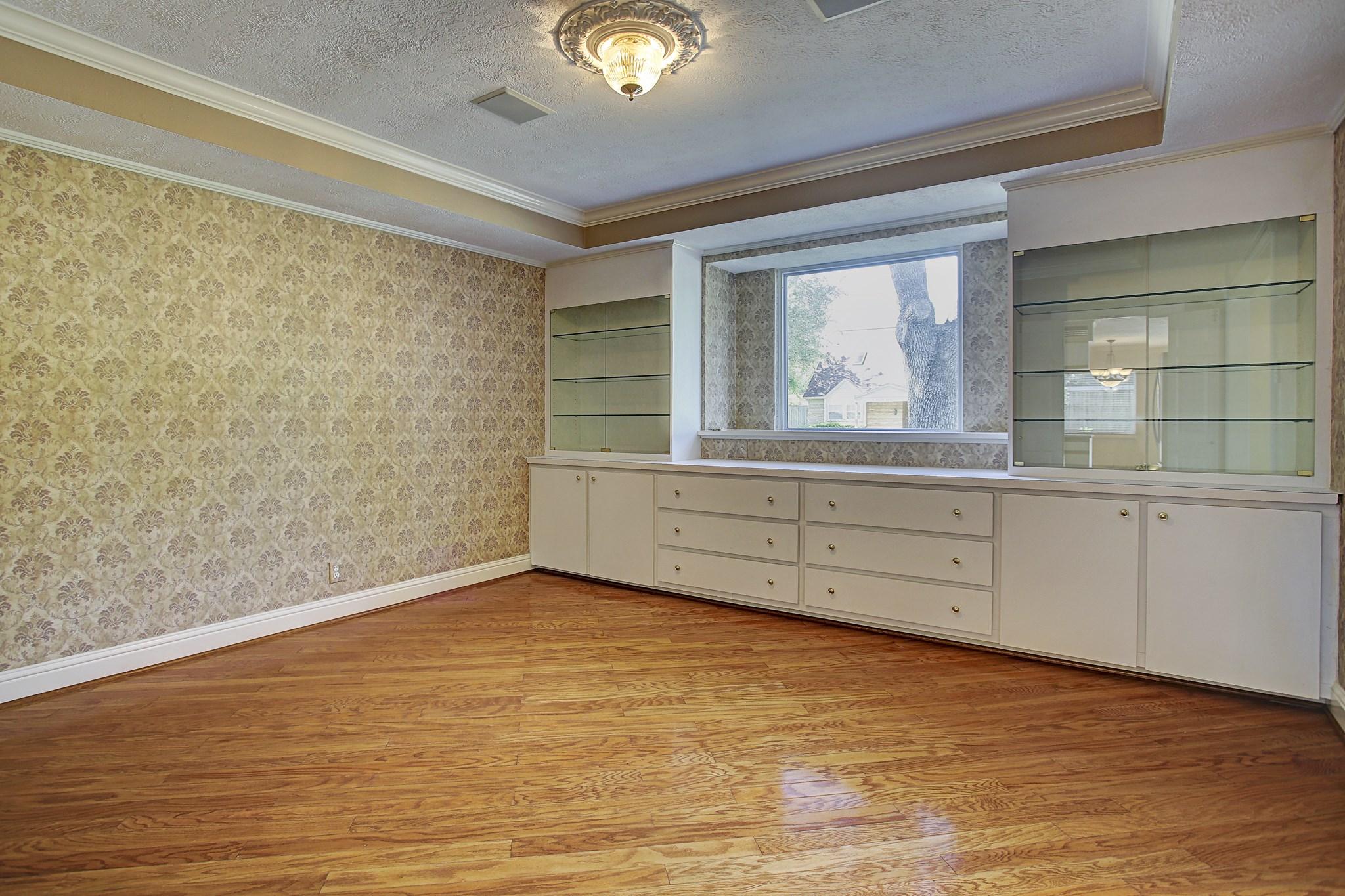 Your serving pieces finally have a home. Built-in drawers, cabinets, and display shelves make this dining room as useful as it is charming. Your serving pieces finally have a home. Built-in drawers, cabinets, and display shelves make this dining room as useful as it is charming.
