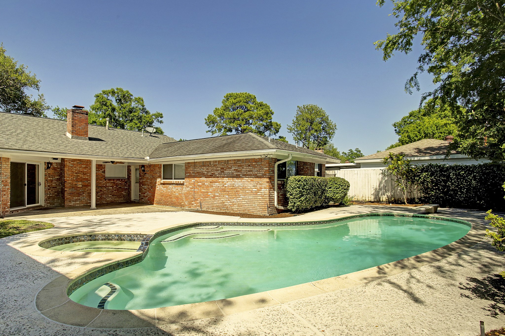 Pool plans look good on you. A large pool, hot tub, and private backyard make staying home an easy decision.