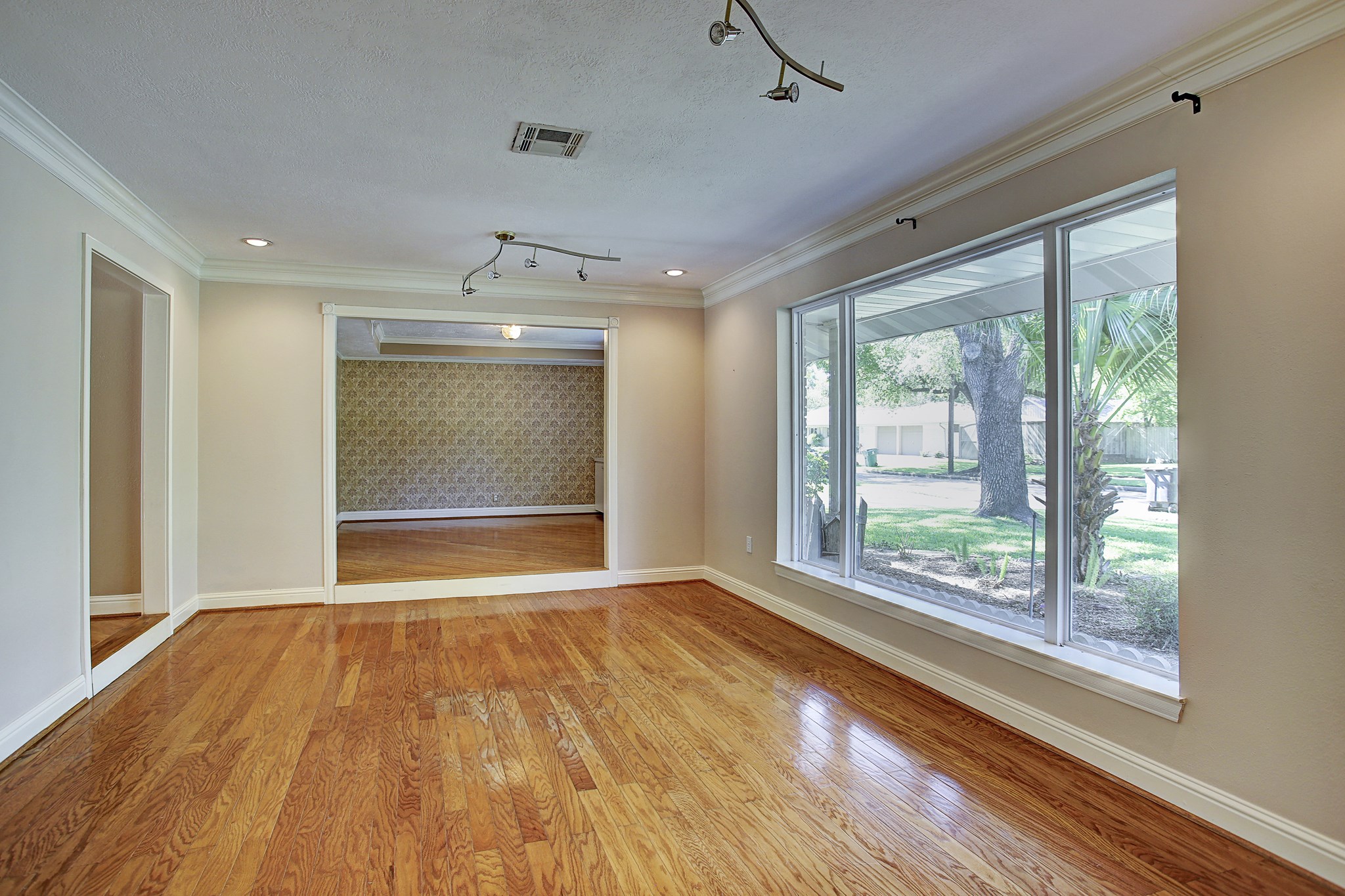 A second living space means options: a quiet reading room, a place for records, or somewhere to catch up without competing with the TV. A second living space means options: a quiet reading room, a place for records, or somewhere to catch up without competing with the TV.