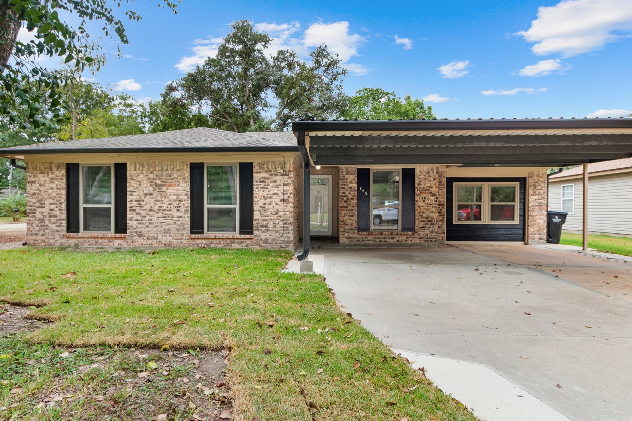 Welcome to 745 Dezso Drive in Alvin. Welcome to 745 Dezso Drive in Alvin.