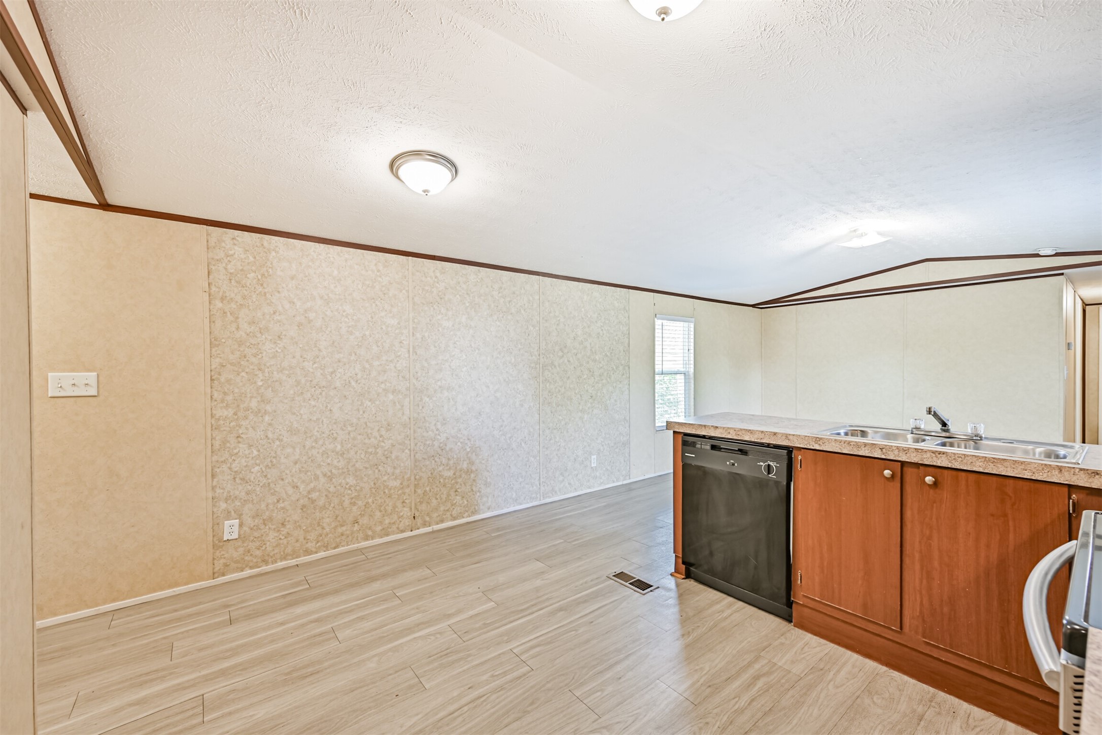 4702 10th Street, Bacliff, TX 77518