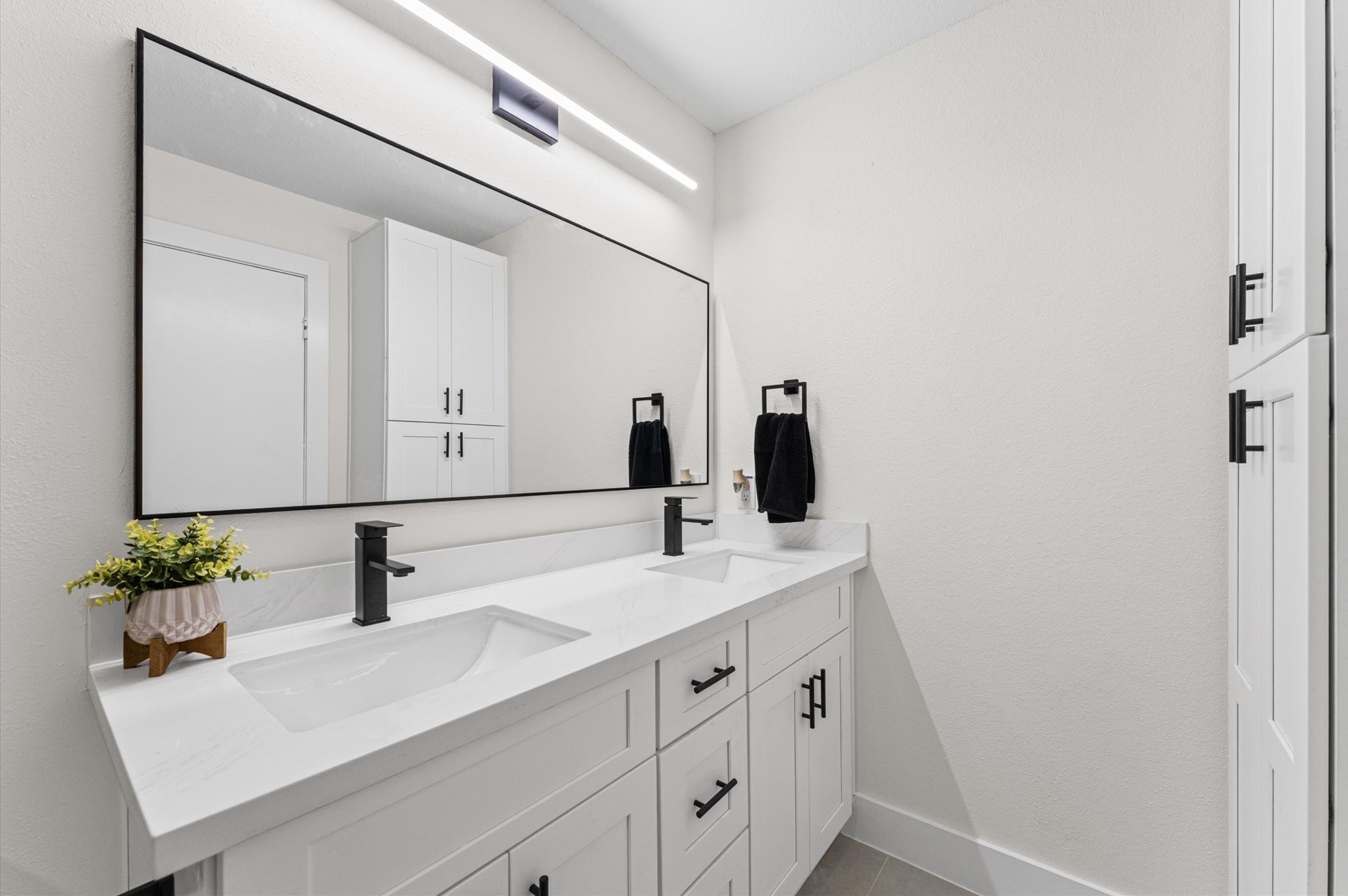 Another angle showcasing the built in towel closet!