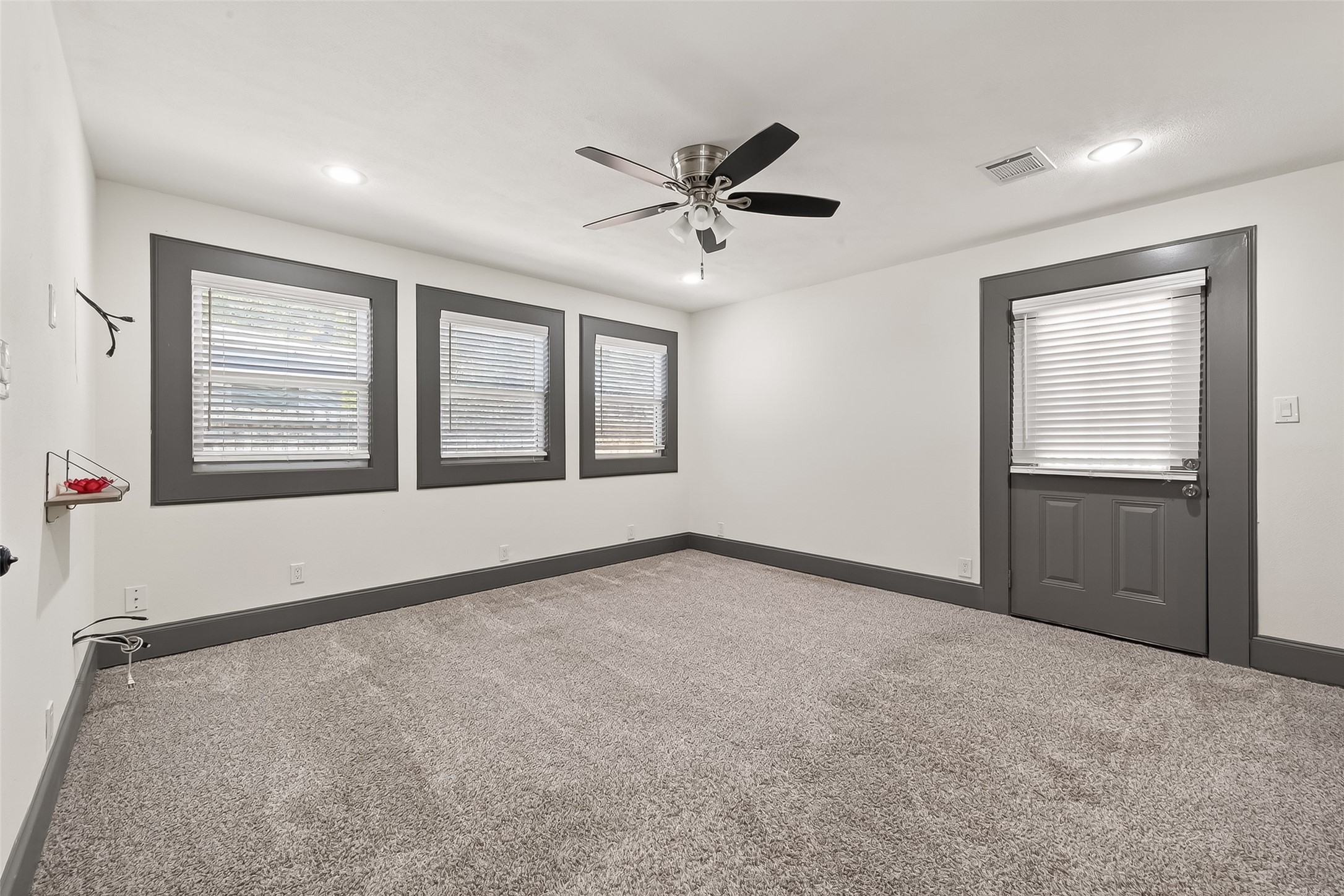 another picture of the room.