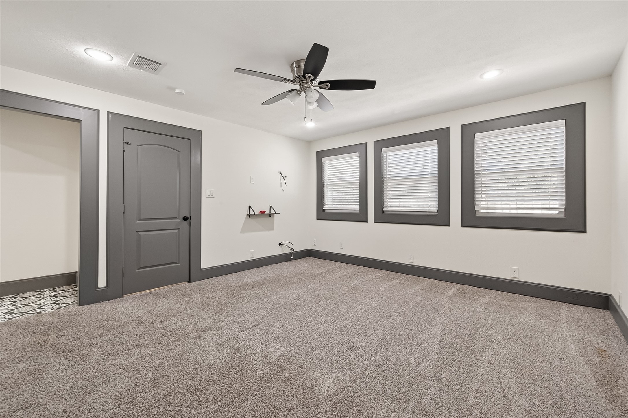 another picture of the room.